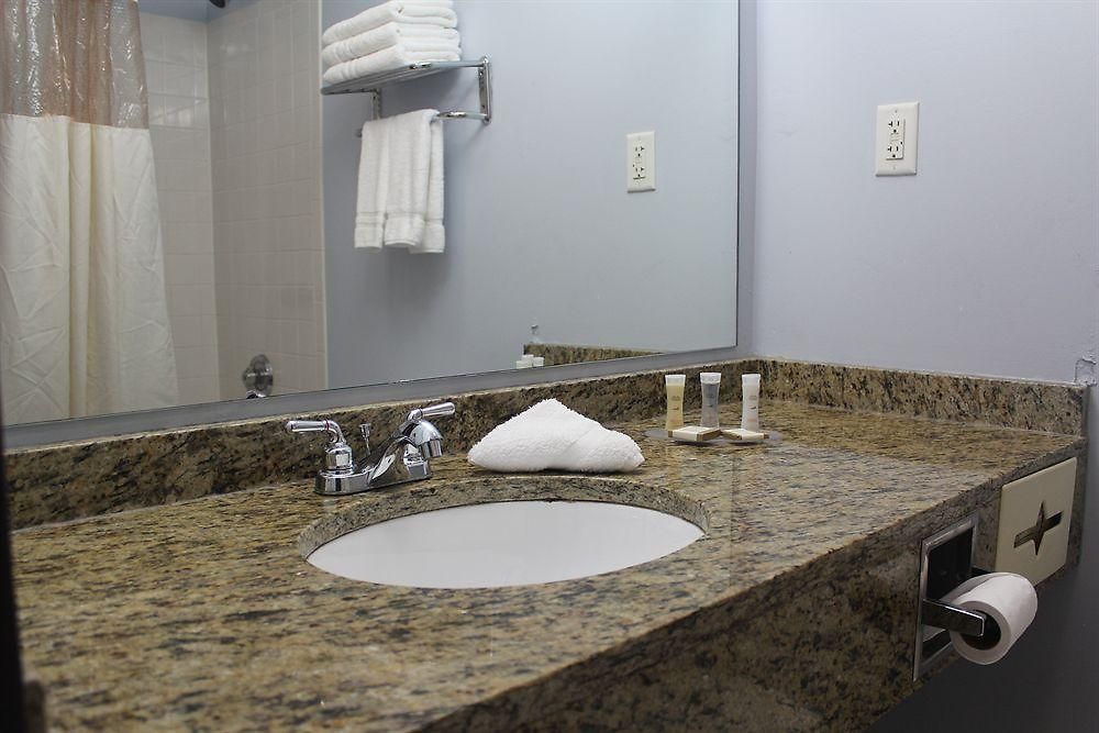 Howard Johnson Queens Village 2*