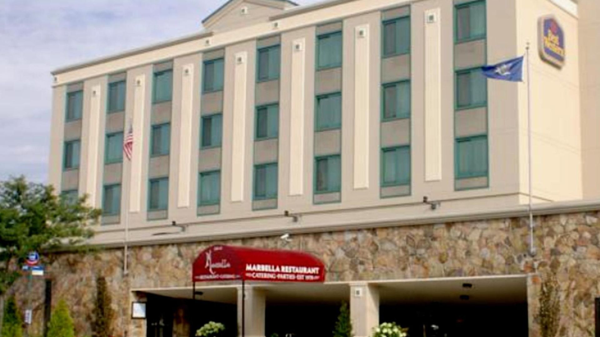 Western Queens Gold Coast Hotel 3*