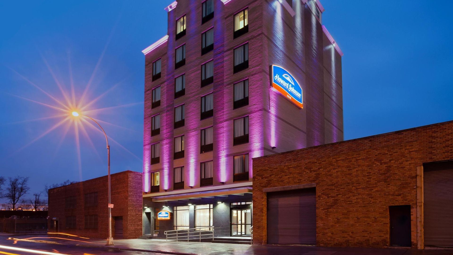 Hotel Howard Johnson By Wyndham Jamaica Ny Near Airtrain Jfk