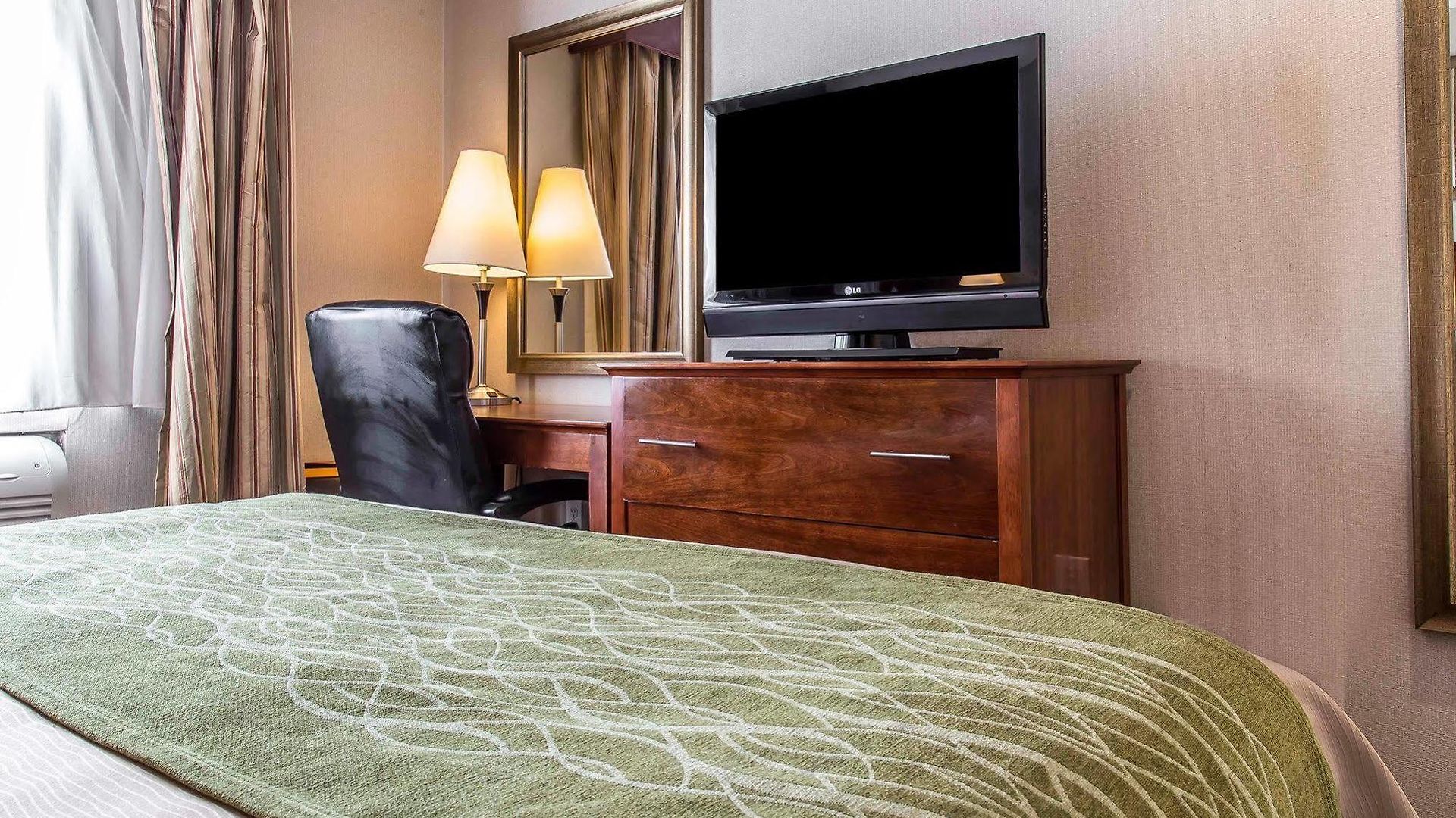 Avion Near Lga Airport, An Ascend Collection New York