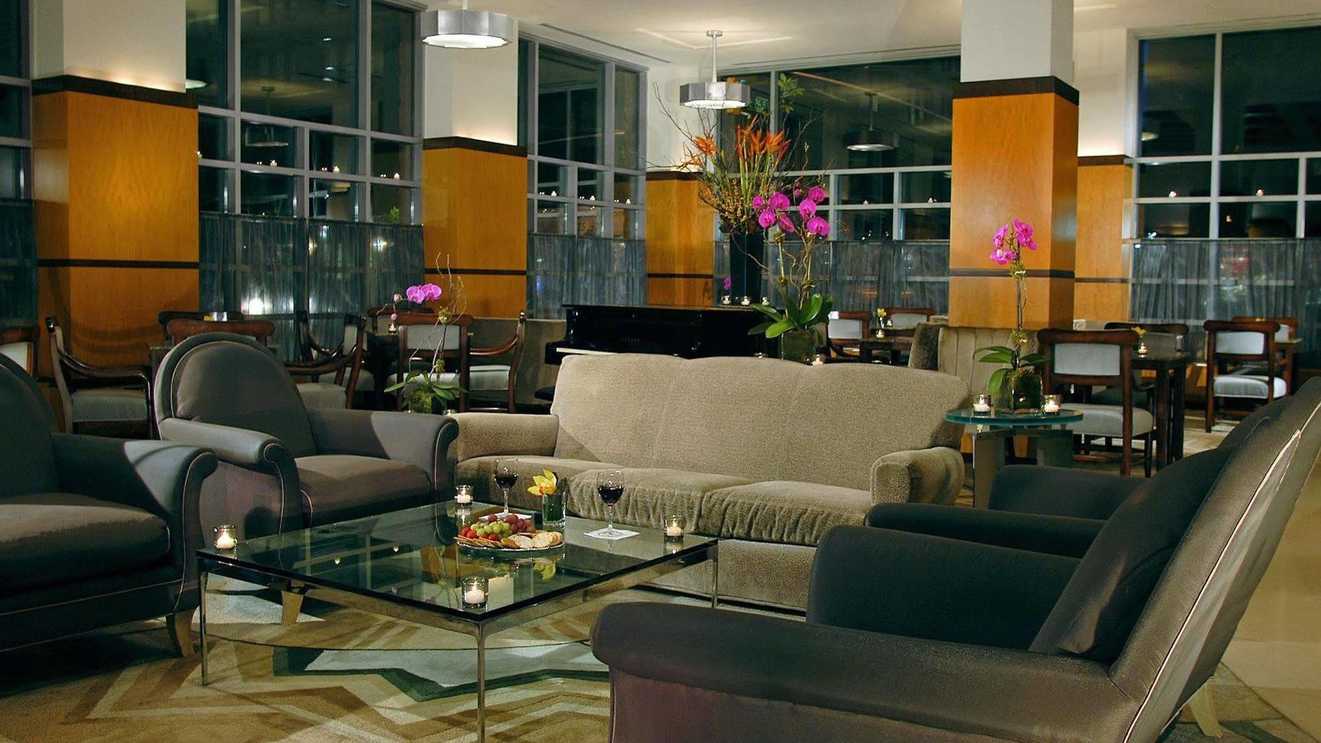 Giraffe By Library Collection Hotel