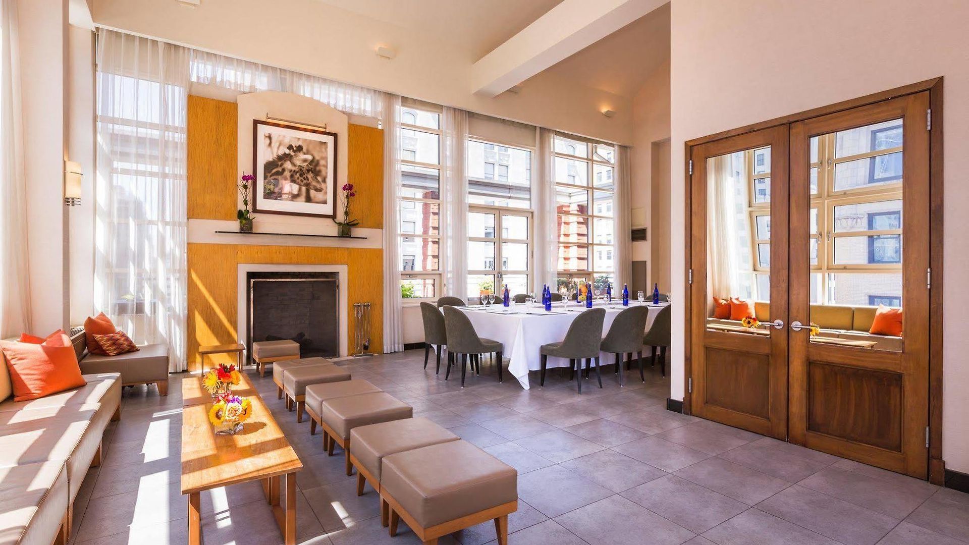 Hotel Giraffe By Library Collection 4*