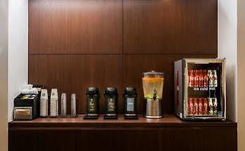 Courtyard By Marriott Long Island City/new York Manhattan View Hotel
