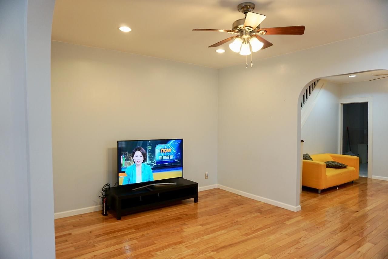 2 Floors Entire House 30 Min To Manhattan-sleep 10 New York