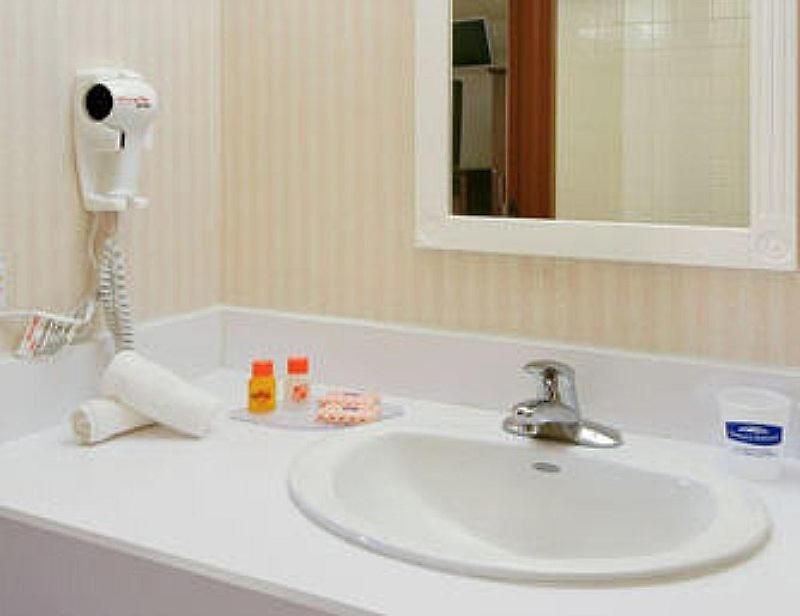 Hotel Howard Johnson Queens Village 2*