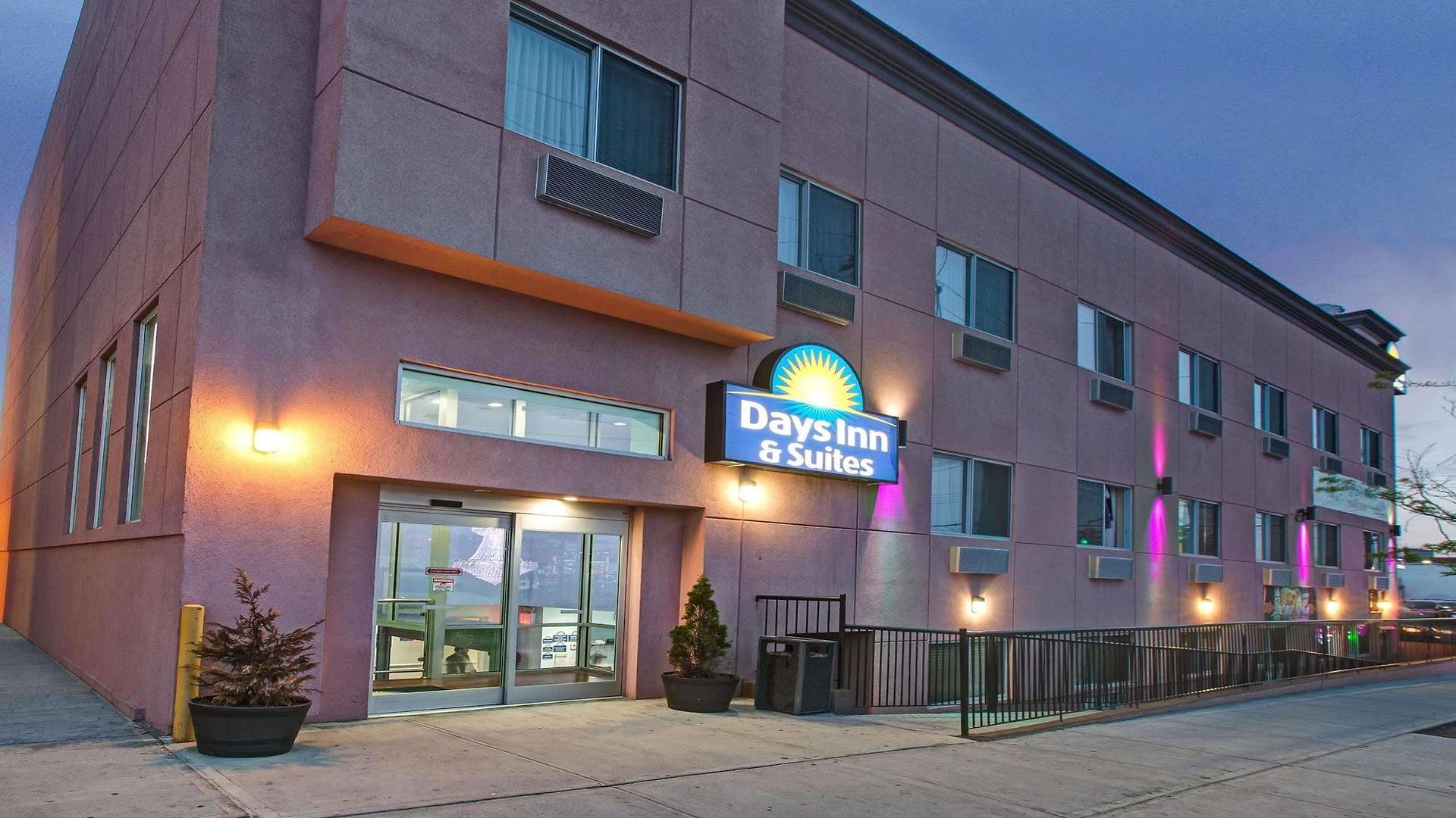 Days & By Wyndham Ozone Park/jfk Airport Hotel