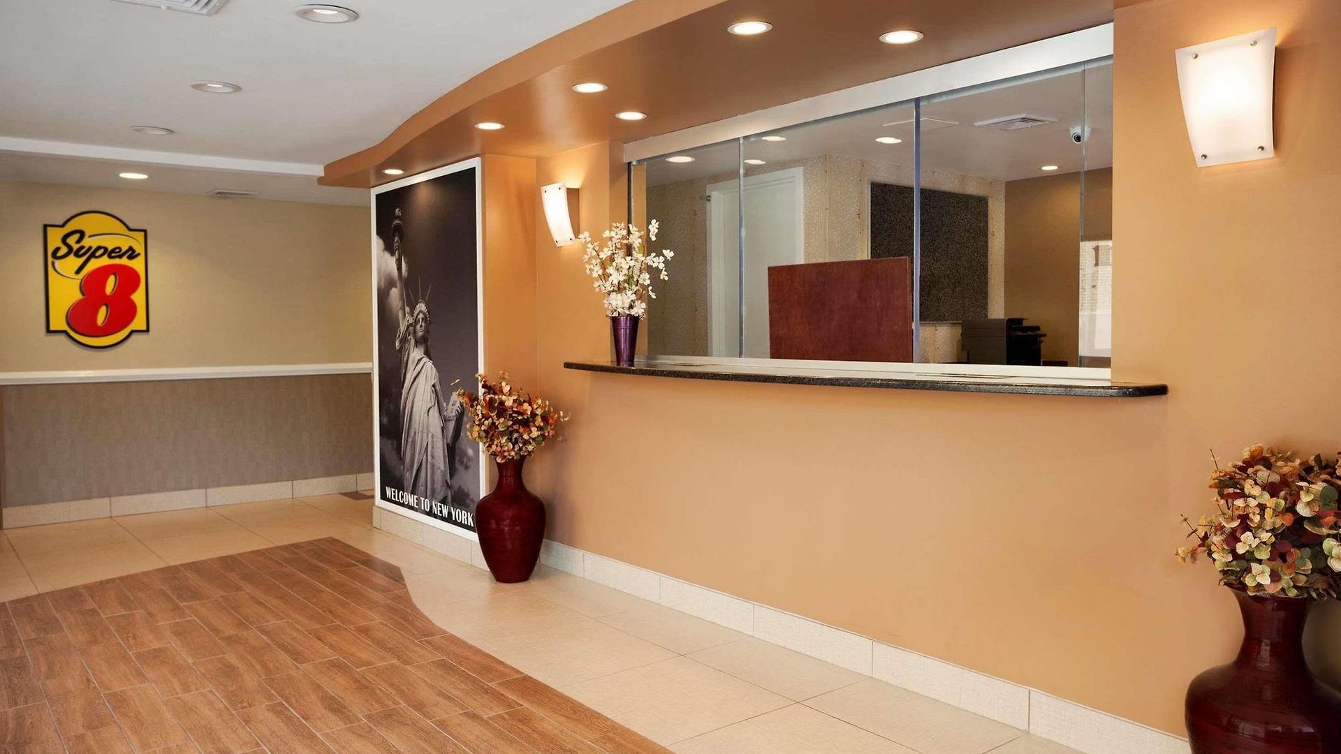 Super 8 Bronx Hotel 2*