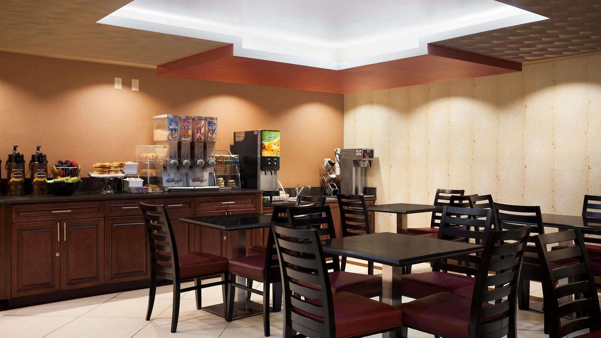 Super 8 Bronx Hotel 2*