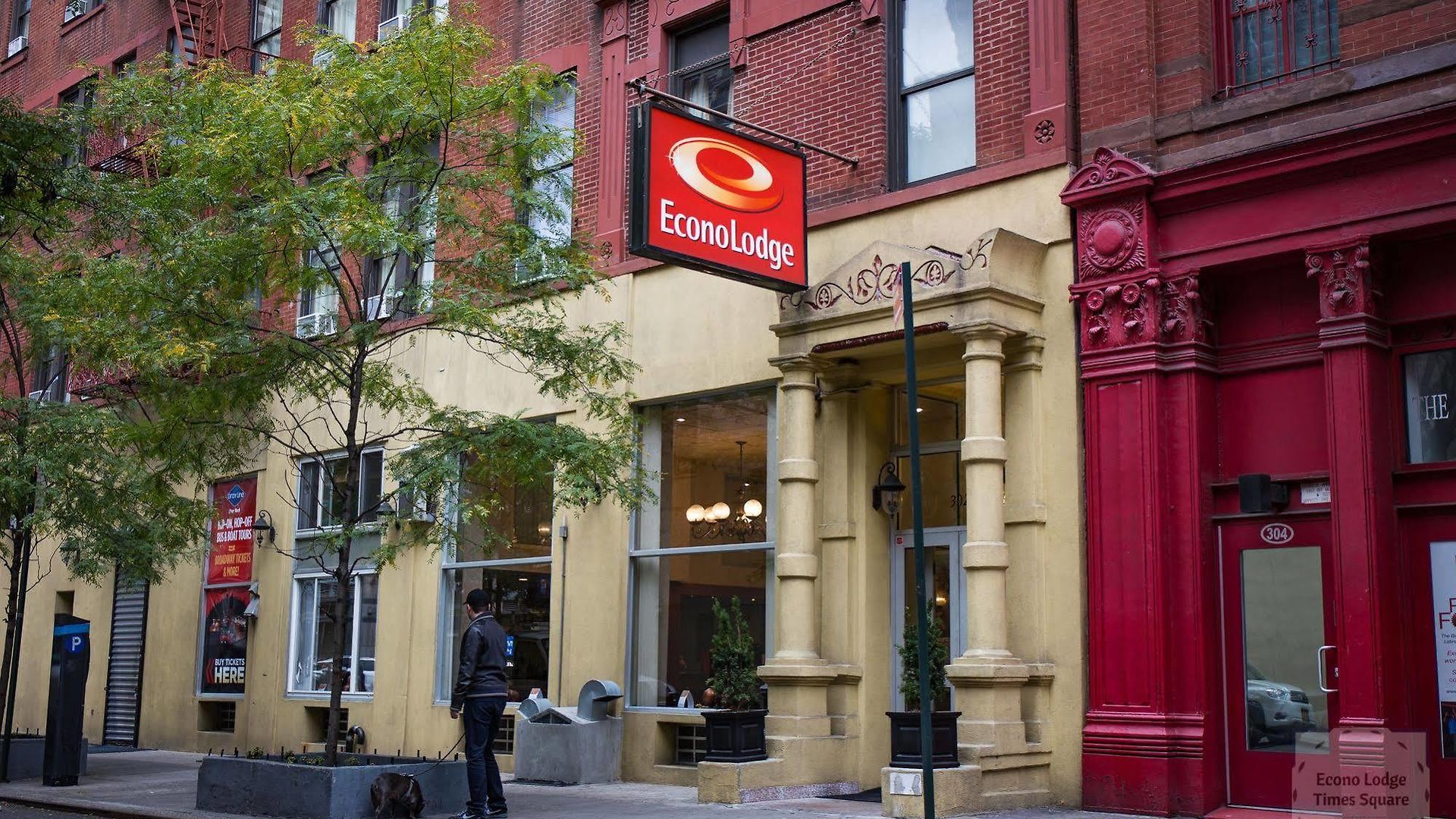 Econo Times Square Hotel 2*