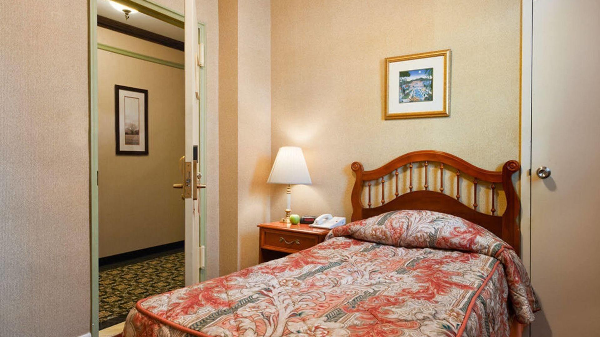 Newton Hotel 3*