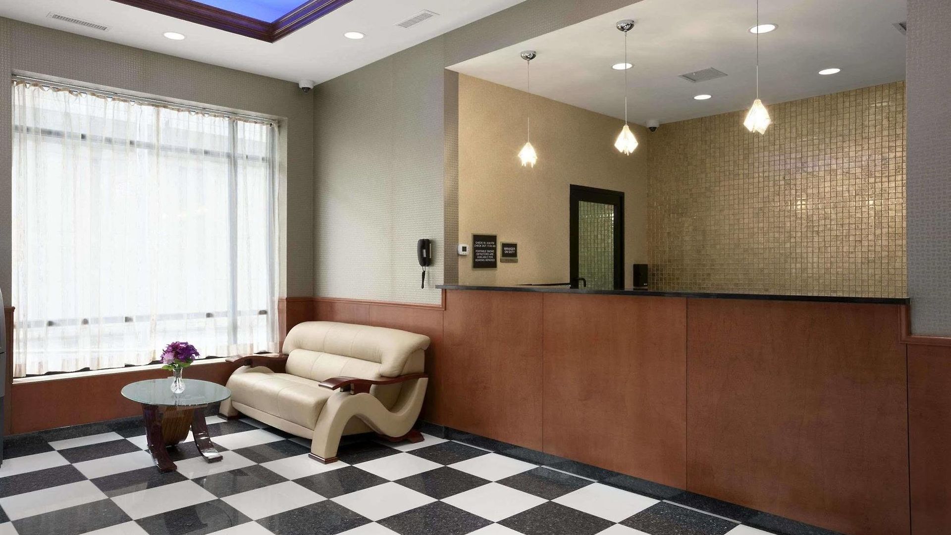 Hotel Howard Johnson By Wyndham Jamaica Ny Near Airtrain Jfk New York