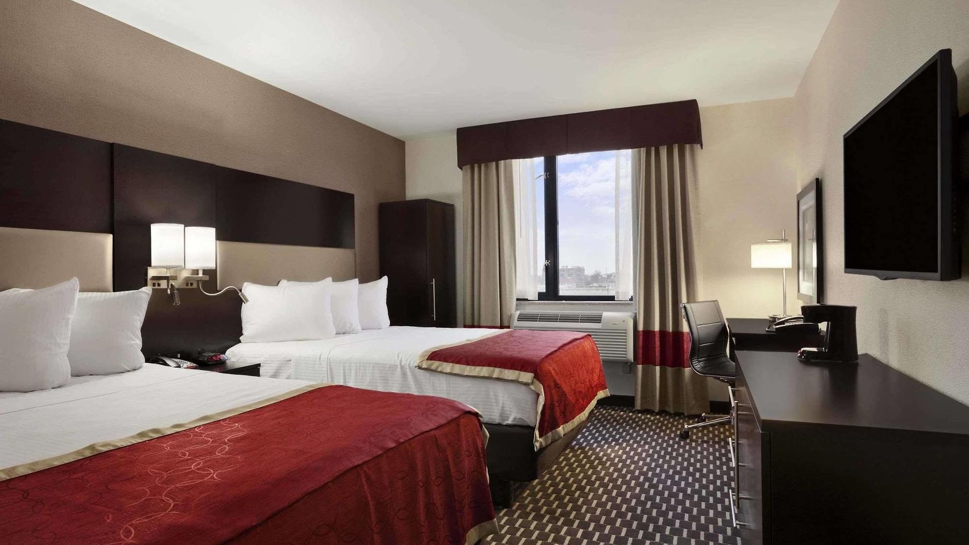 Howard Johnson By Wyndham Jamaica Ny Near Airtrain Jfk