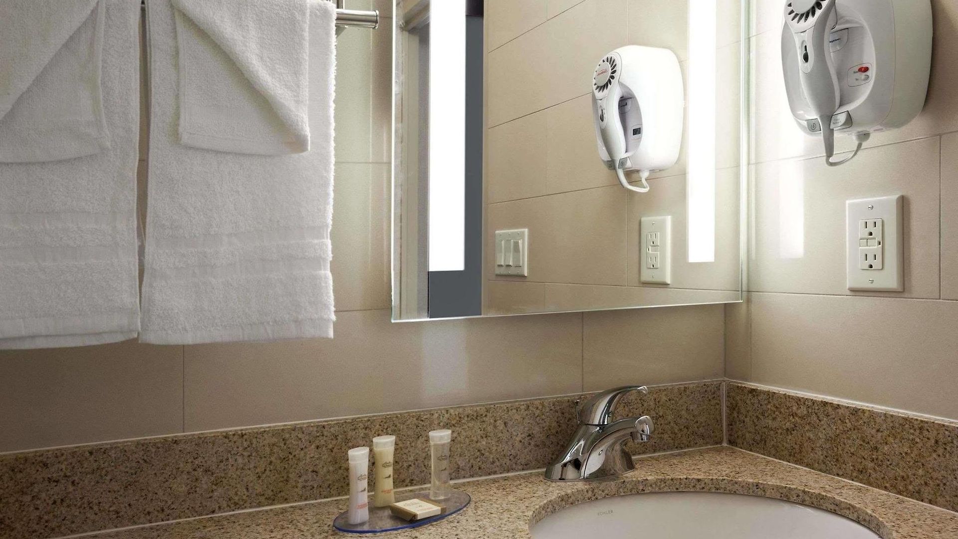 Hotel Howard Johnson By Wyndham Jamaica Ny Near Airtrain Jfk