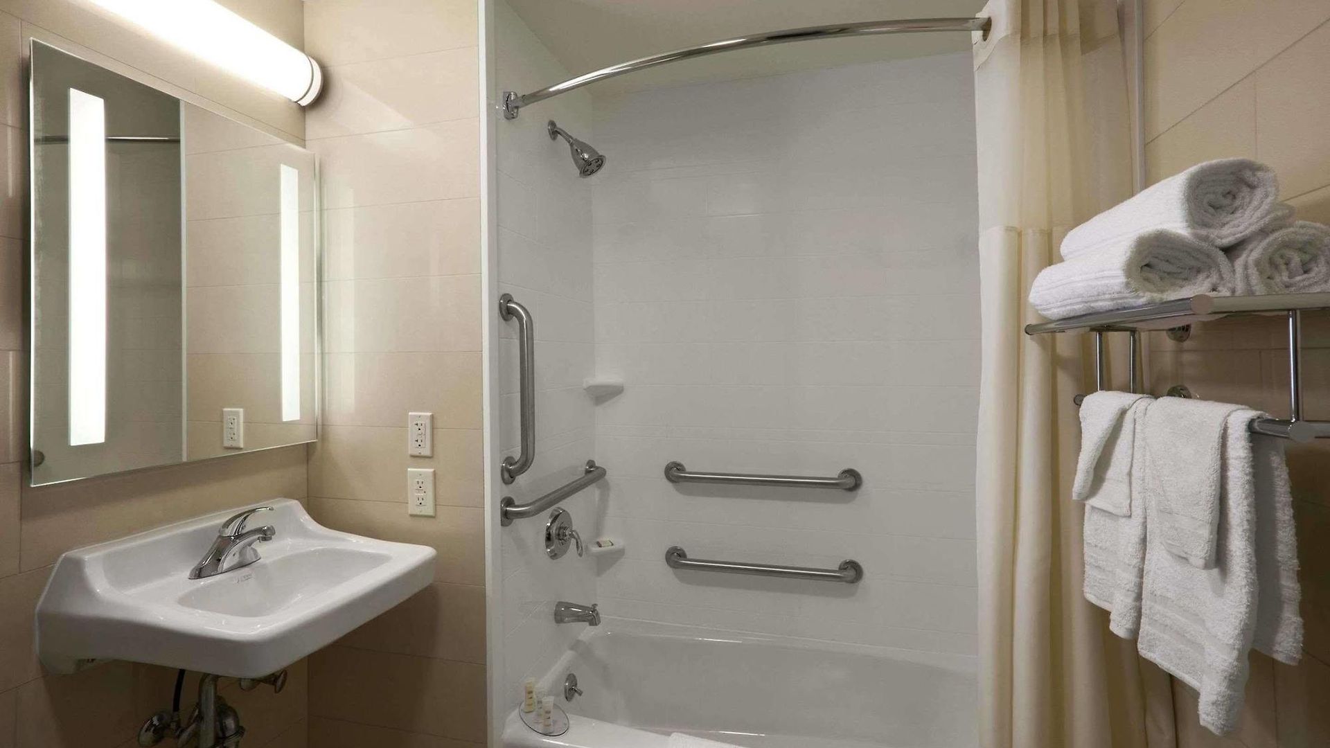 Howard Johnson By Wyndham Jamaica Ny Near Airtrain Jfk 3*