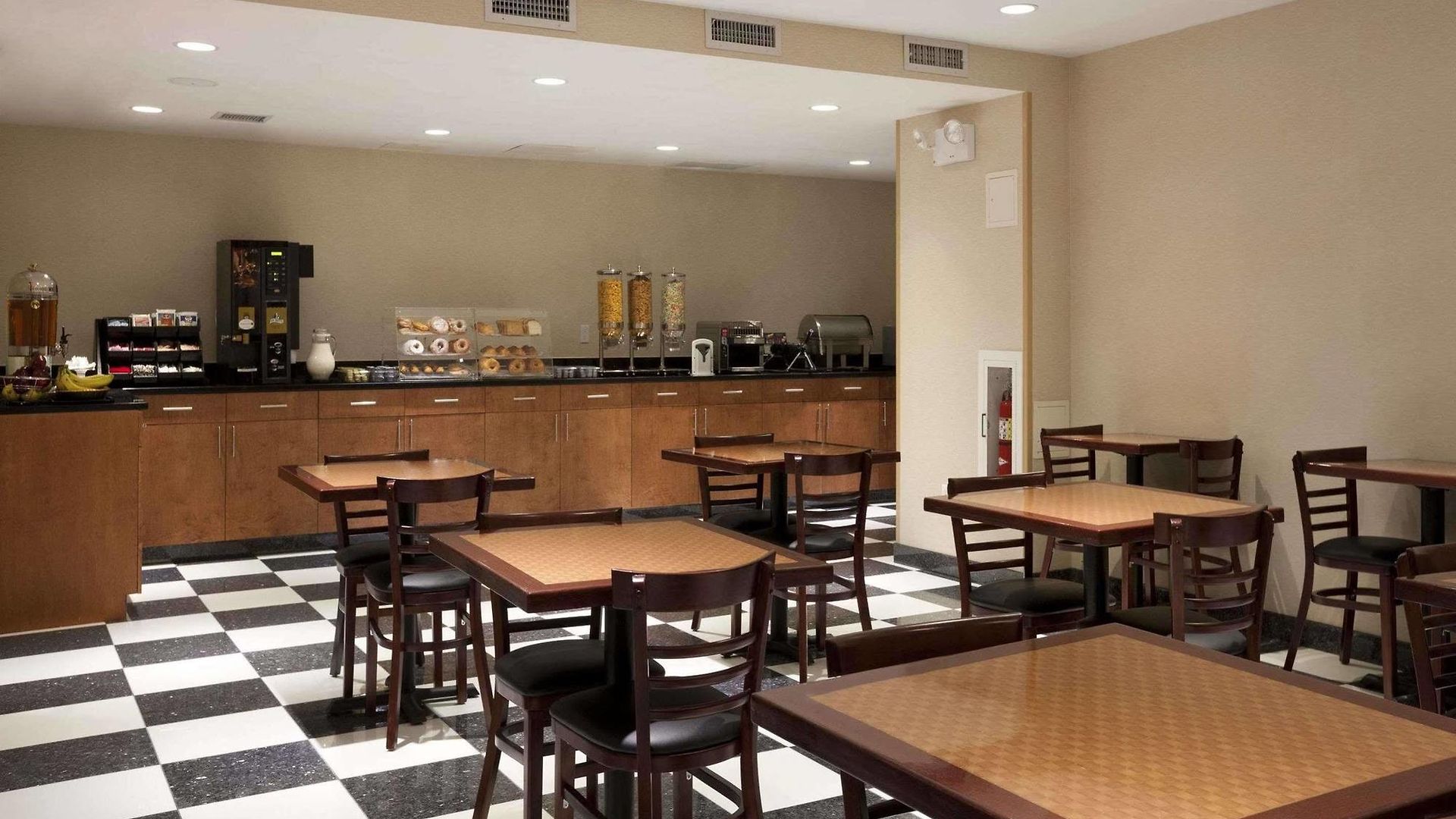 Howard Johnson By Wyndham Jamaica Ny Near Airtrain Jfk 3*