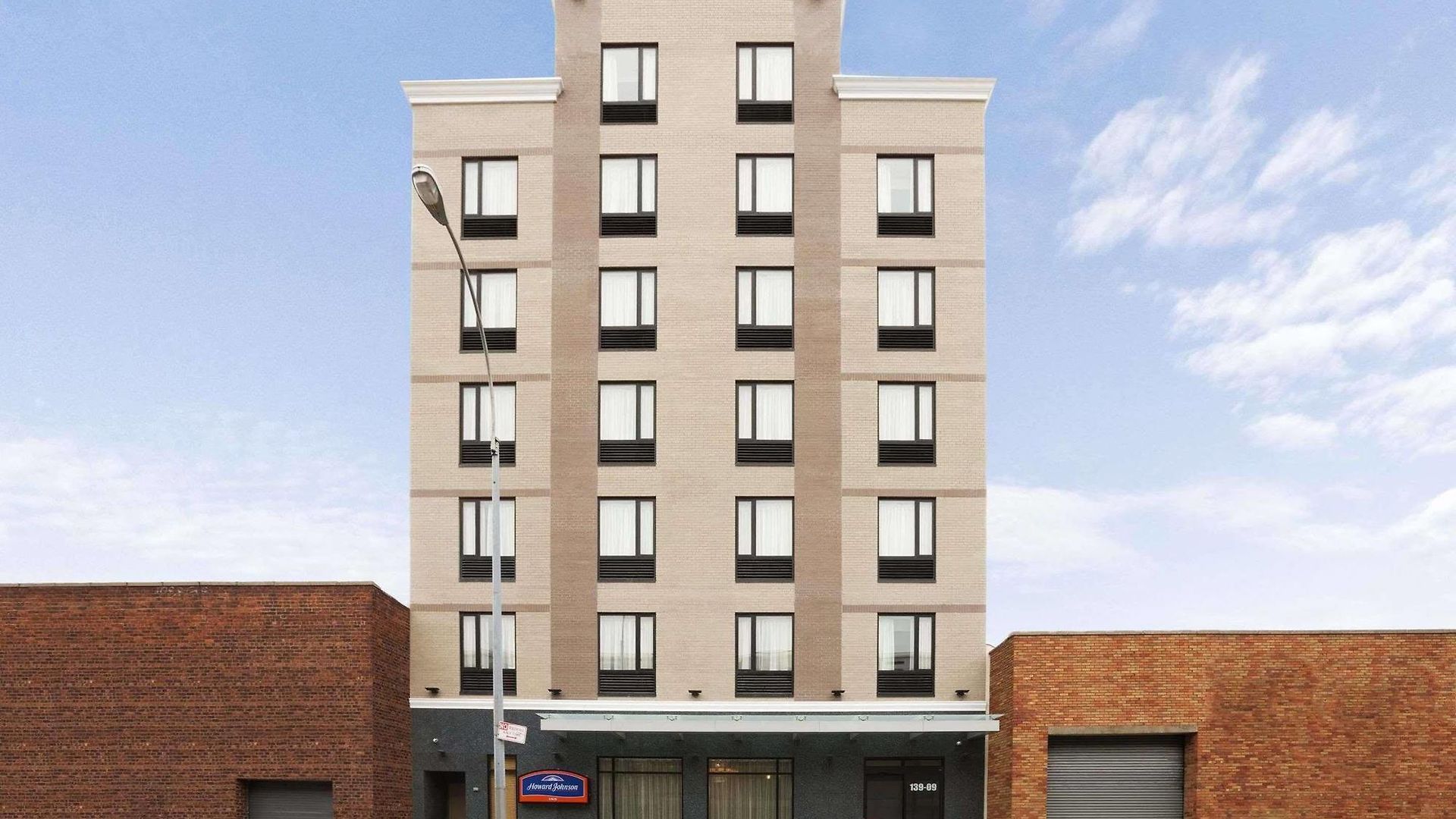 Hotel Howard Johnson By Wyndham Jamaica Ny Near Airtrain Jfk New York