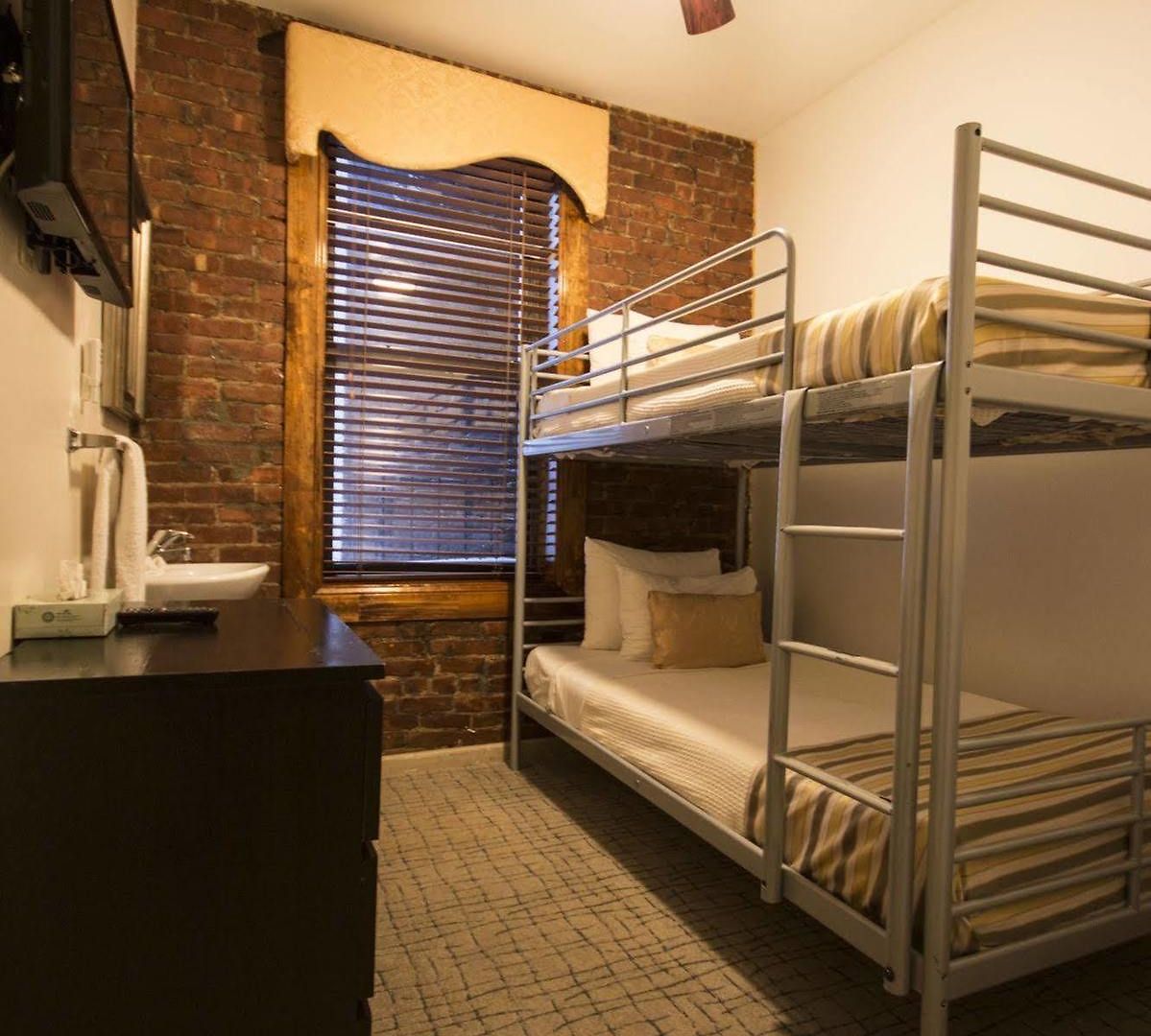 Royal Park Hostel *
