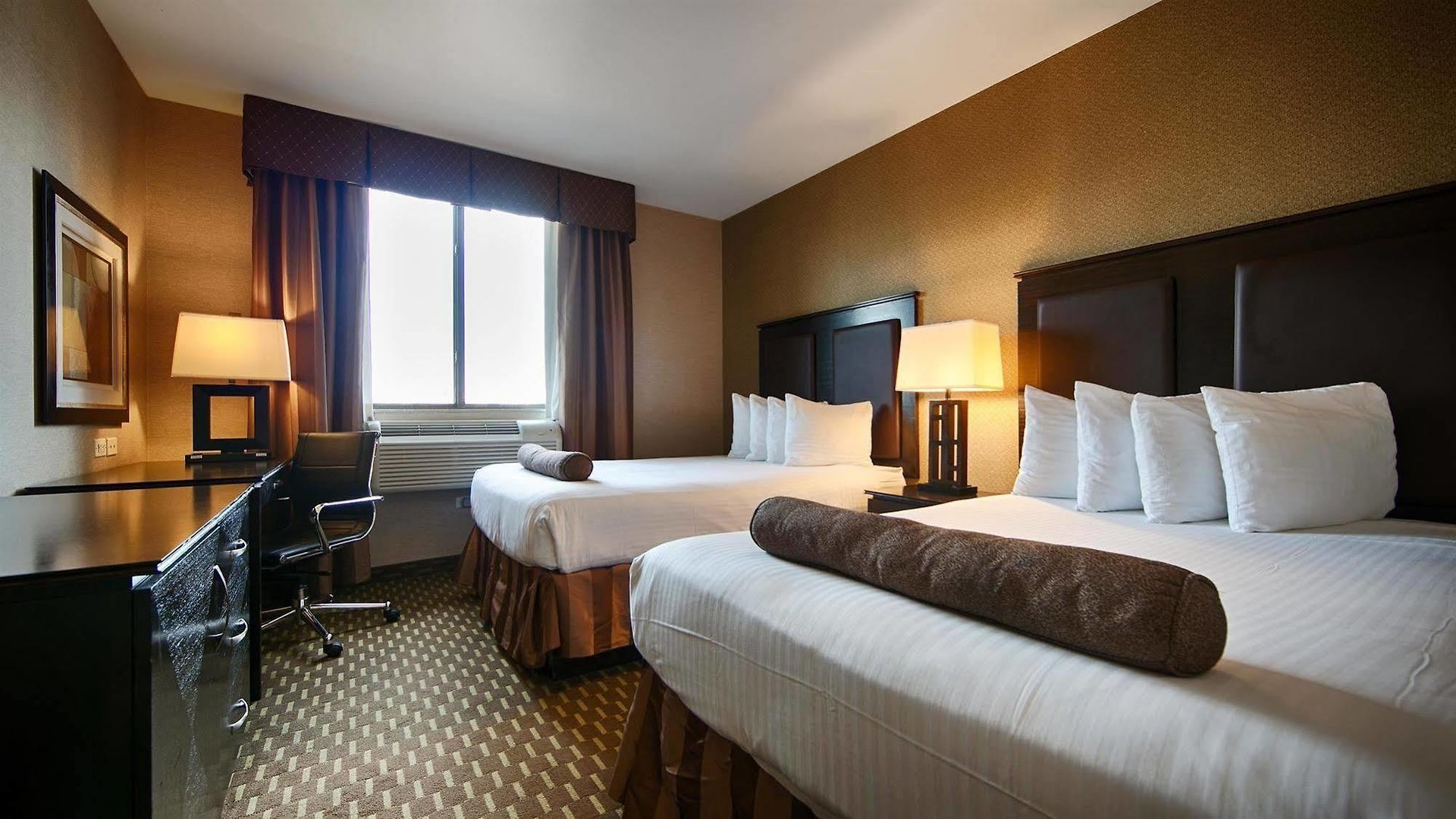 Western Plaza Hotel 3*