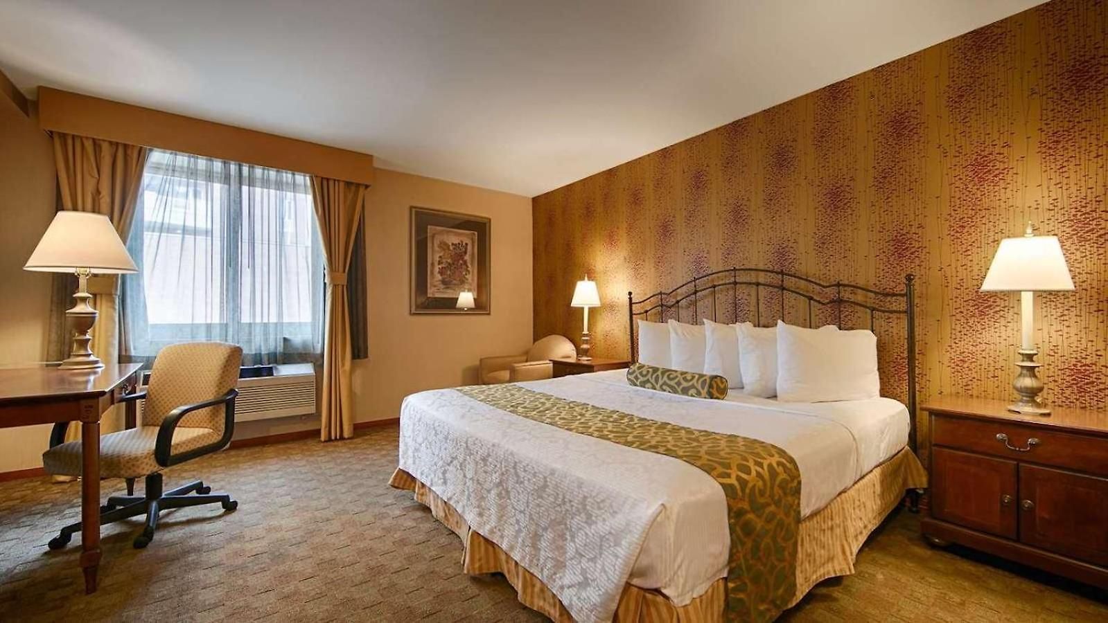 Western Queens Court Hotel 3*