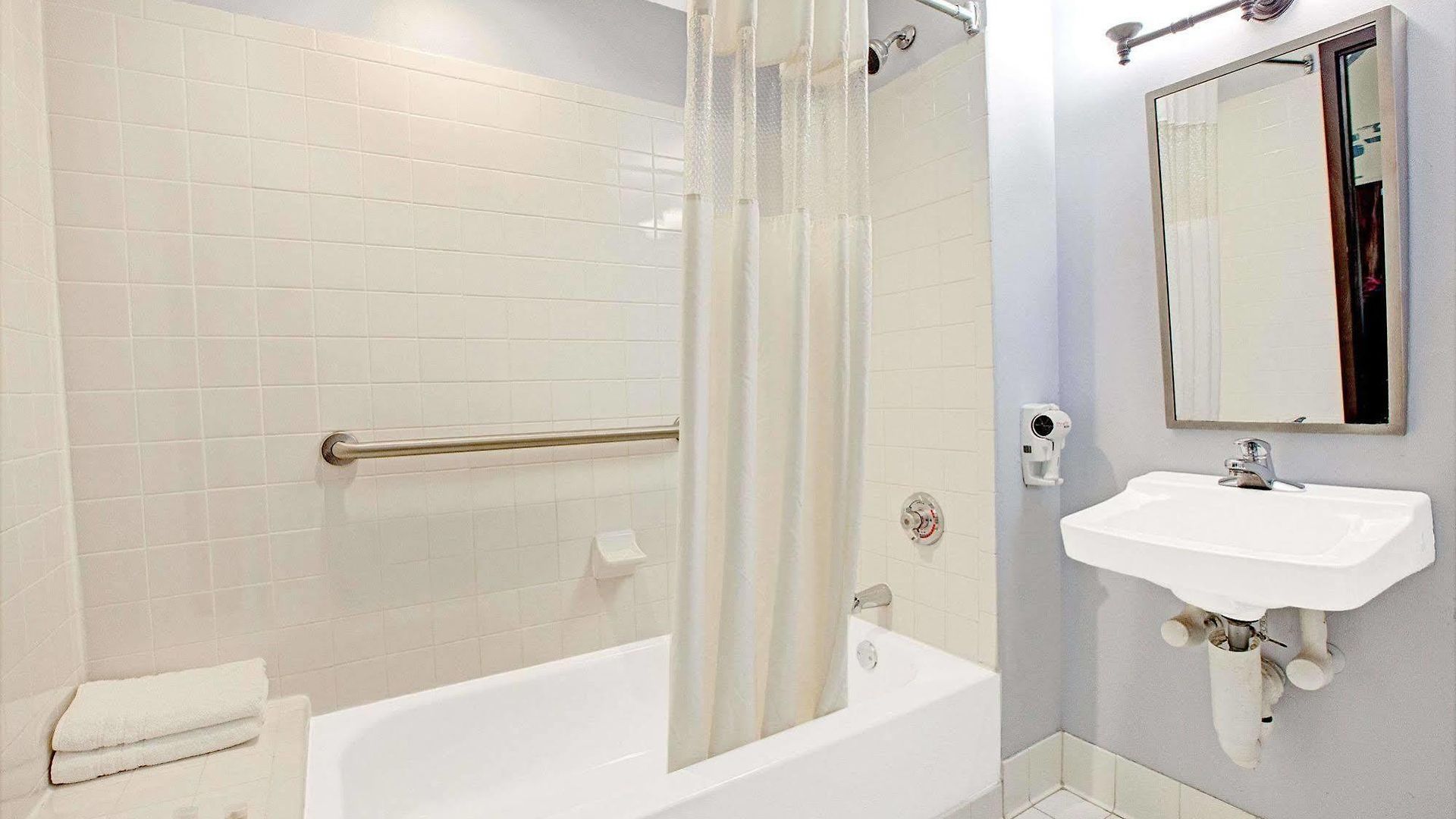Hotel Howard Johnson Queens Village 2*