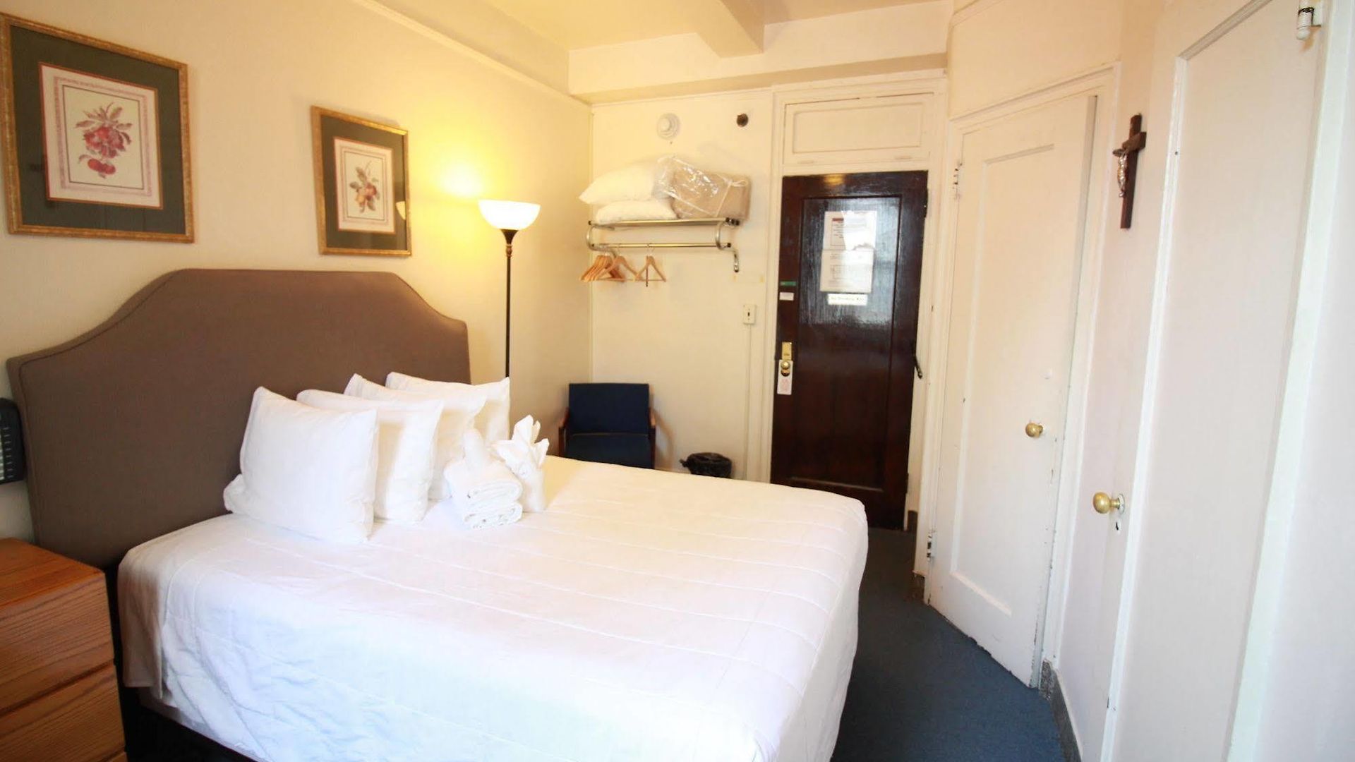 Leo House Hotel 3*