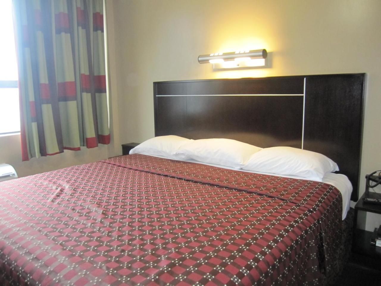 Red Roof Inn Flushing Hotel
