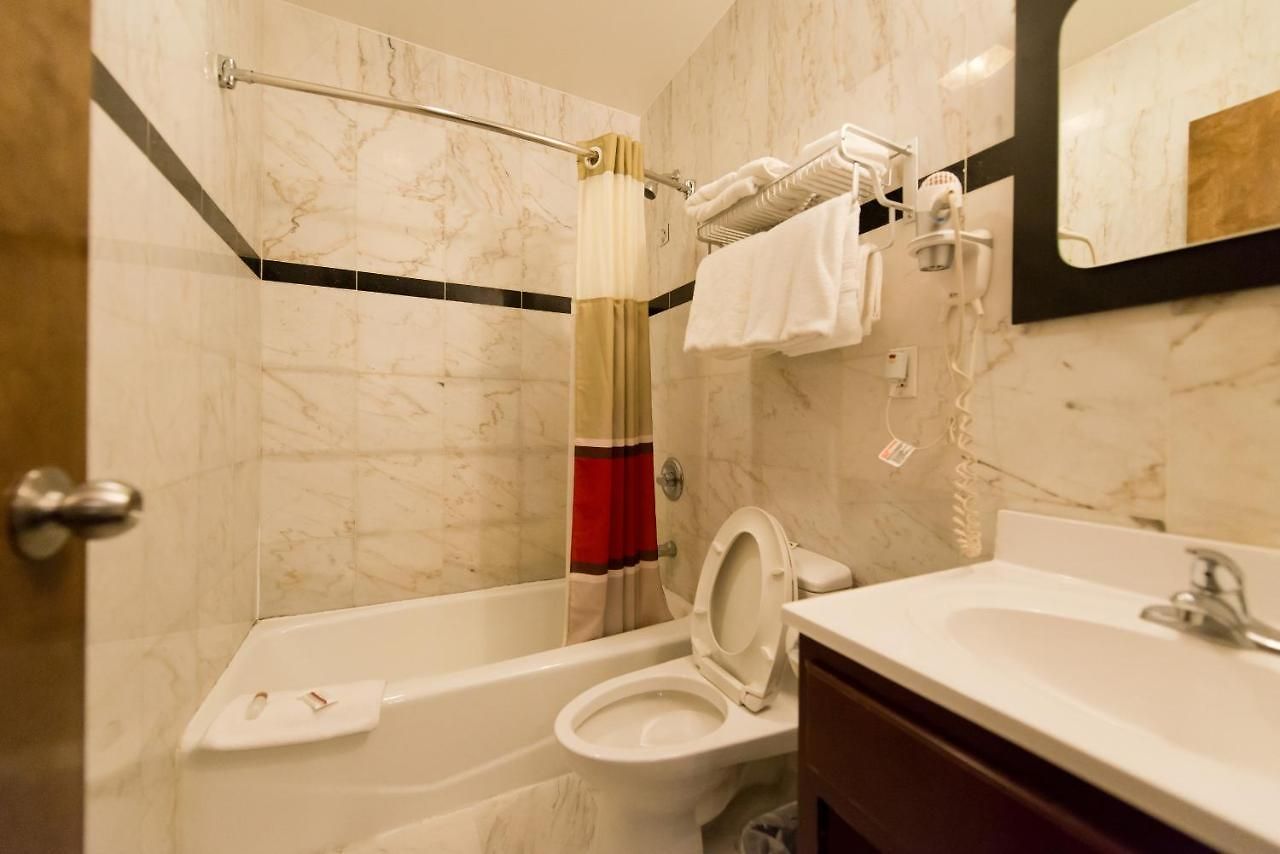 Hotel Red Roof Inn Flushing Hotel 2*