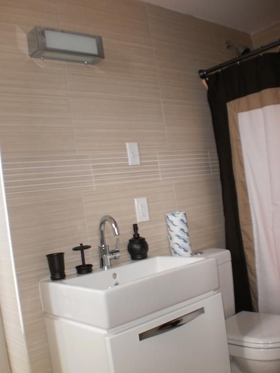 Metro Apartment *
