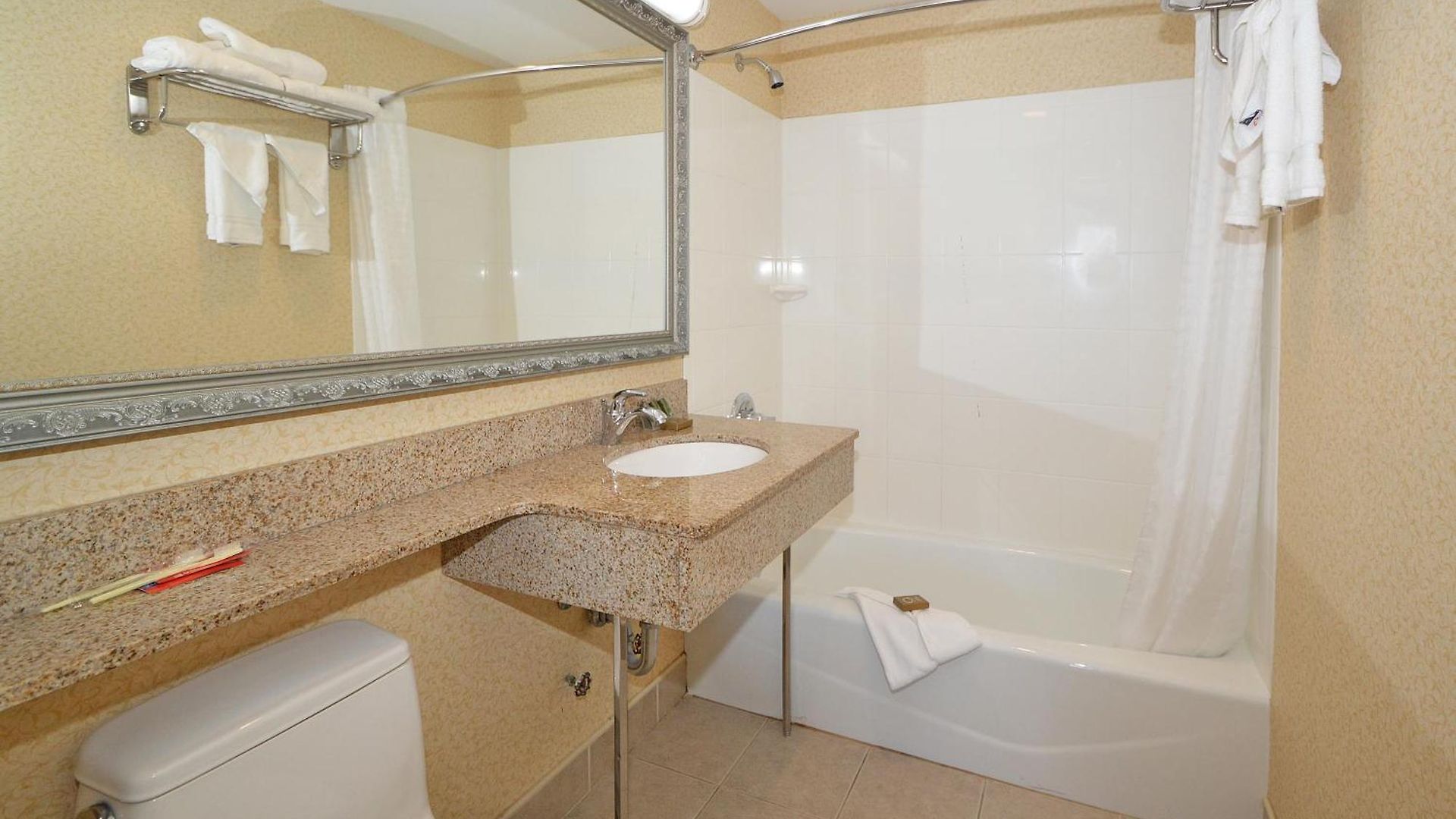 - Laguardia Airport Hotel 3*