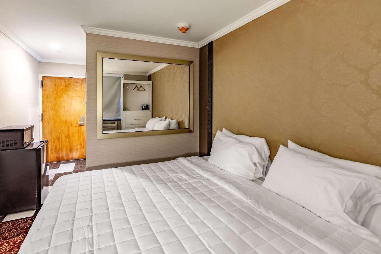Hotel Umbrella Brooklyn - Newly Renovated 3*