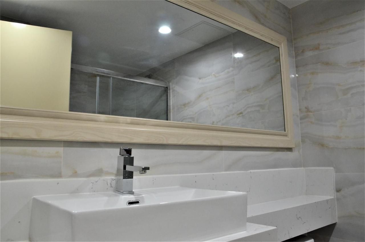 Lic Plaza Hotel 3*