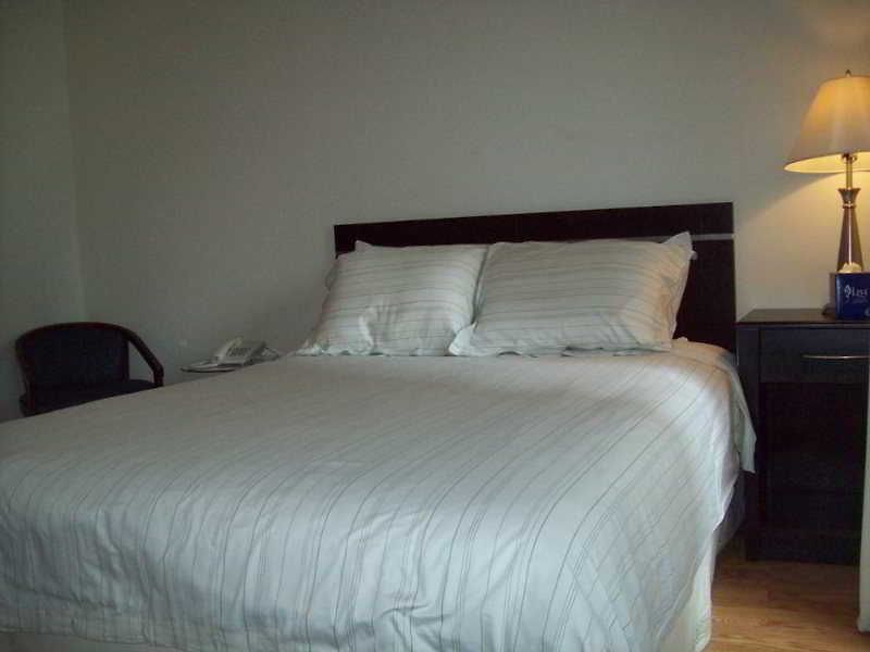 Metro Apartment *