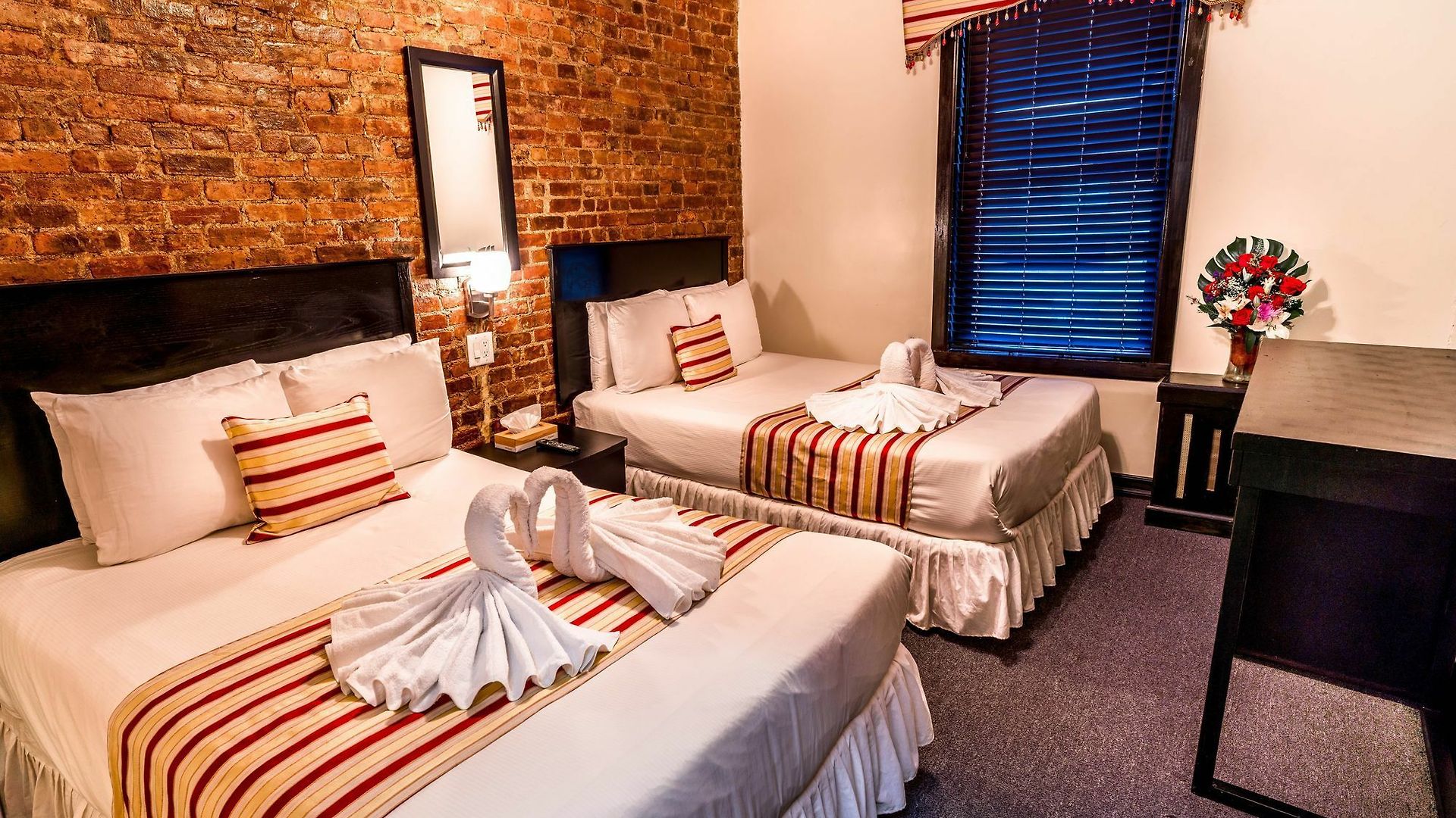 Royal Park Hostel *