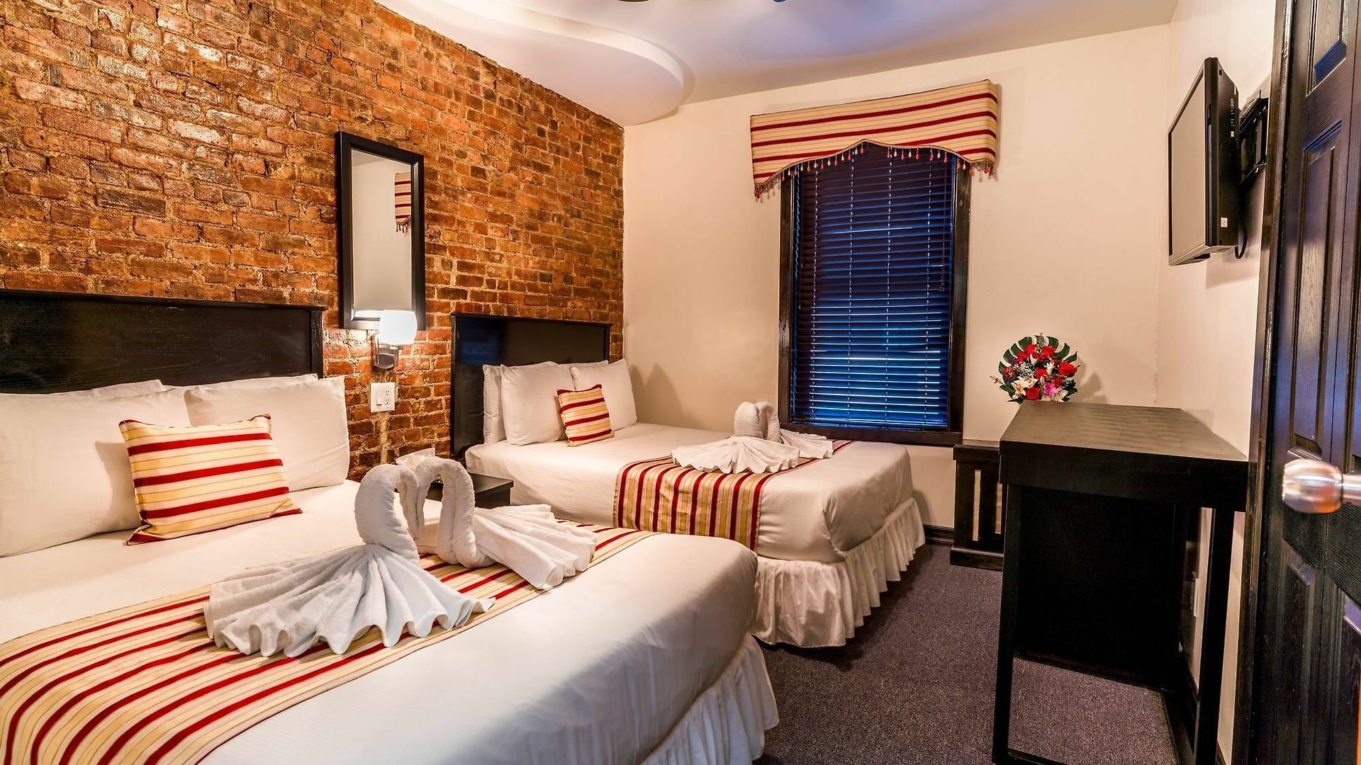 Royal Park Hostel *