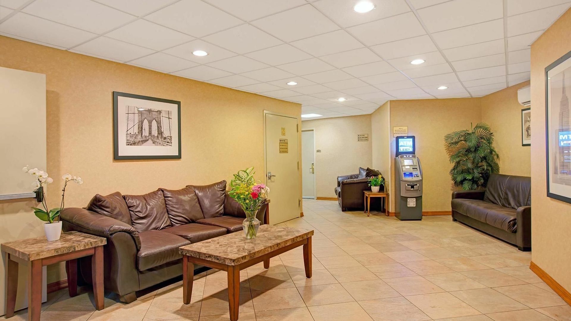 Hotel West Farms 2*