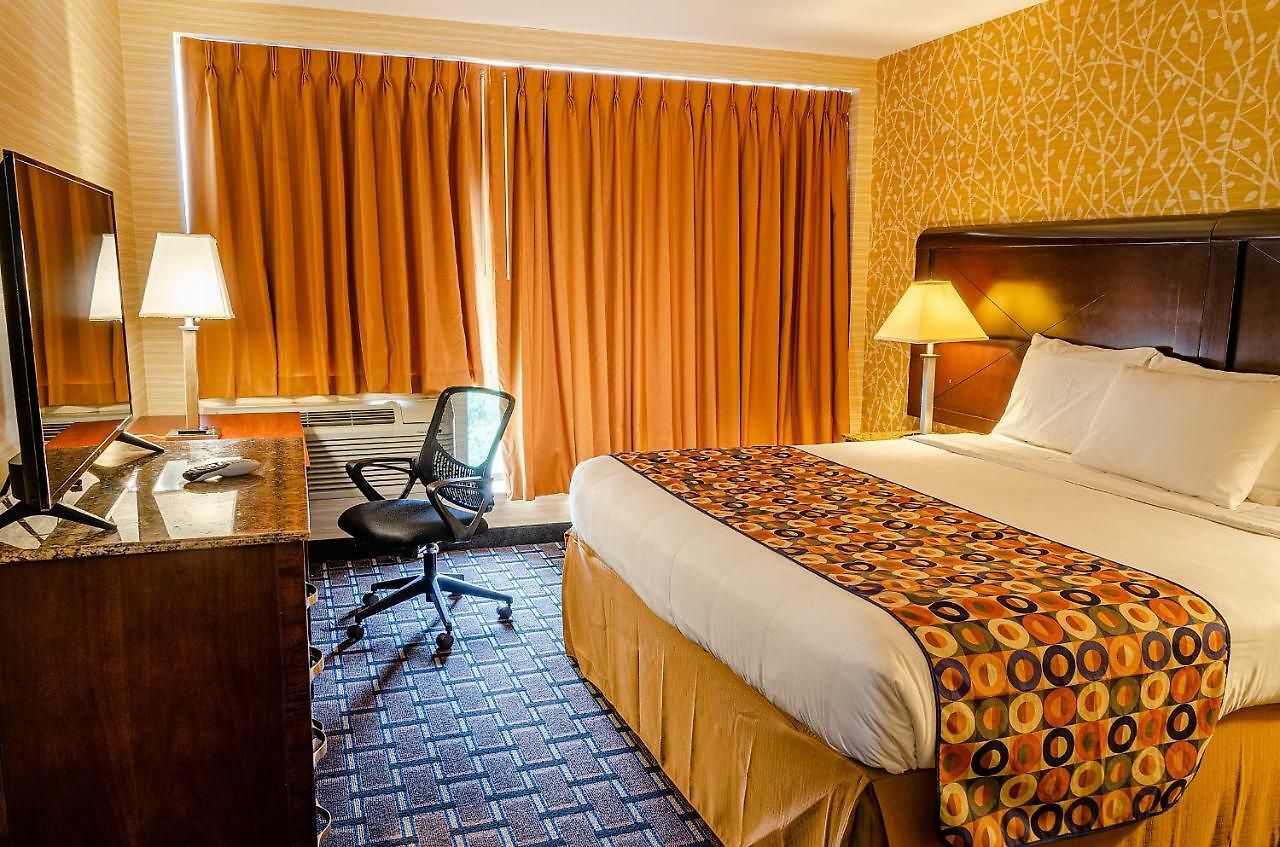 Hotel Elmhurst 3*