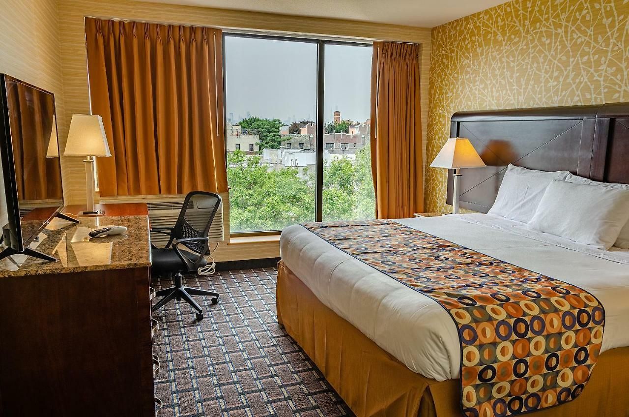 Elmhurst Hotel 3*