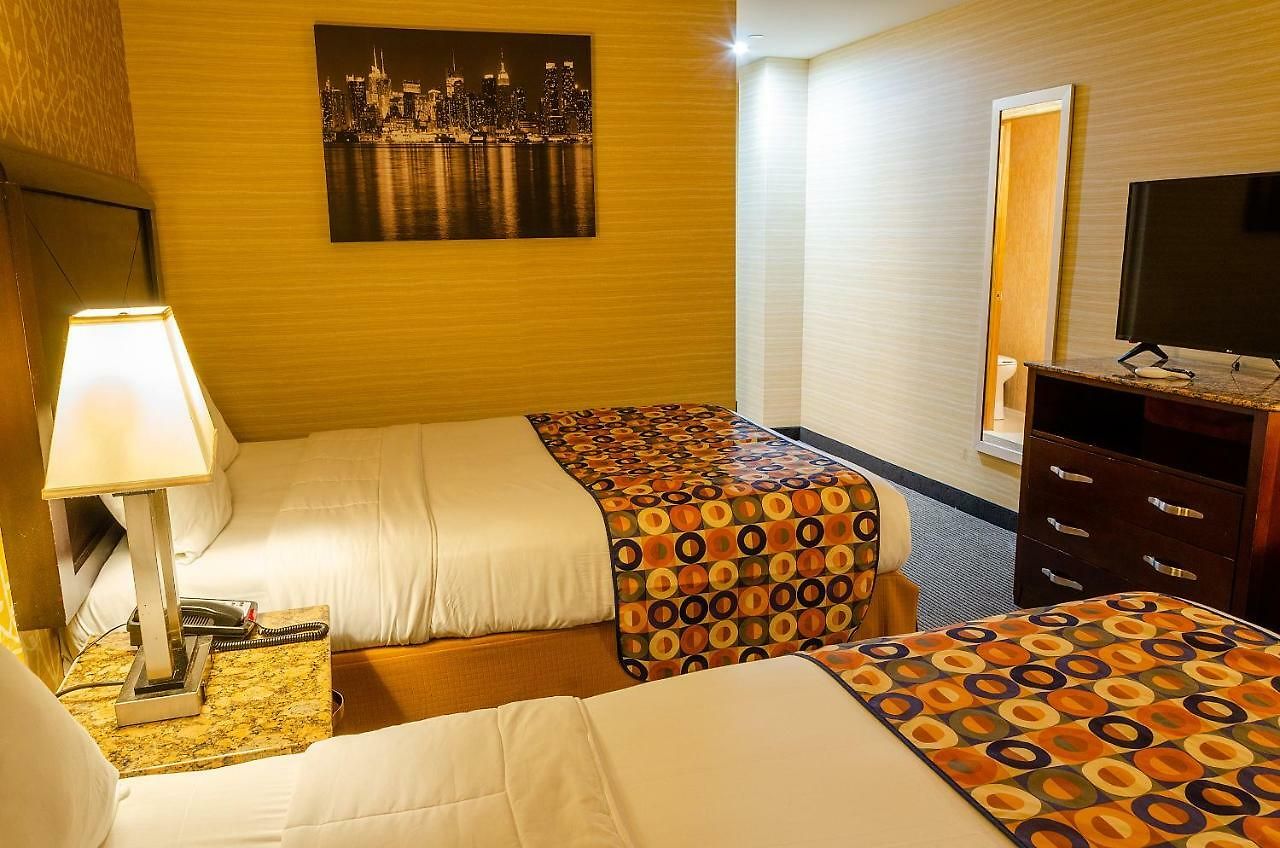 Elmhurst Hotel 3*
