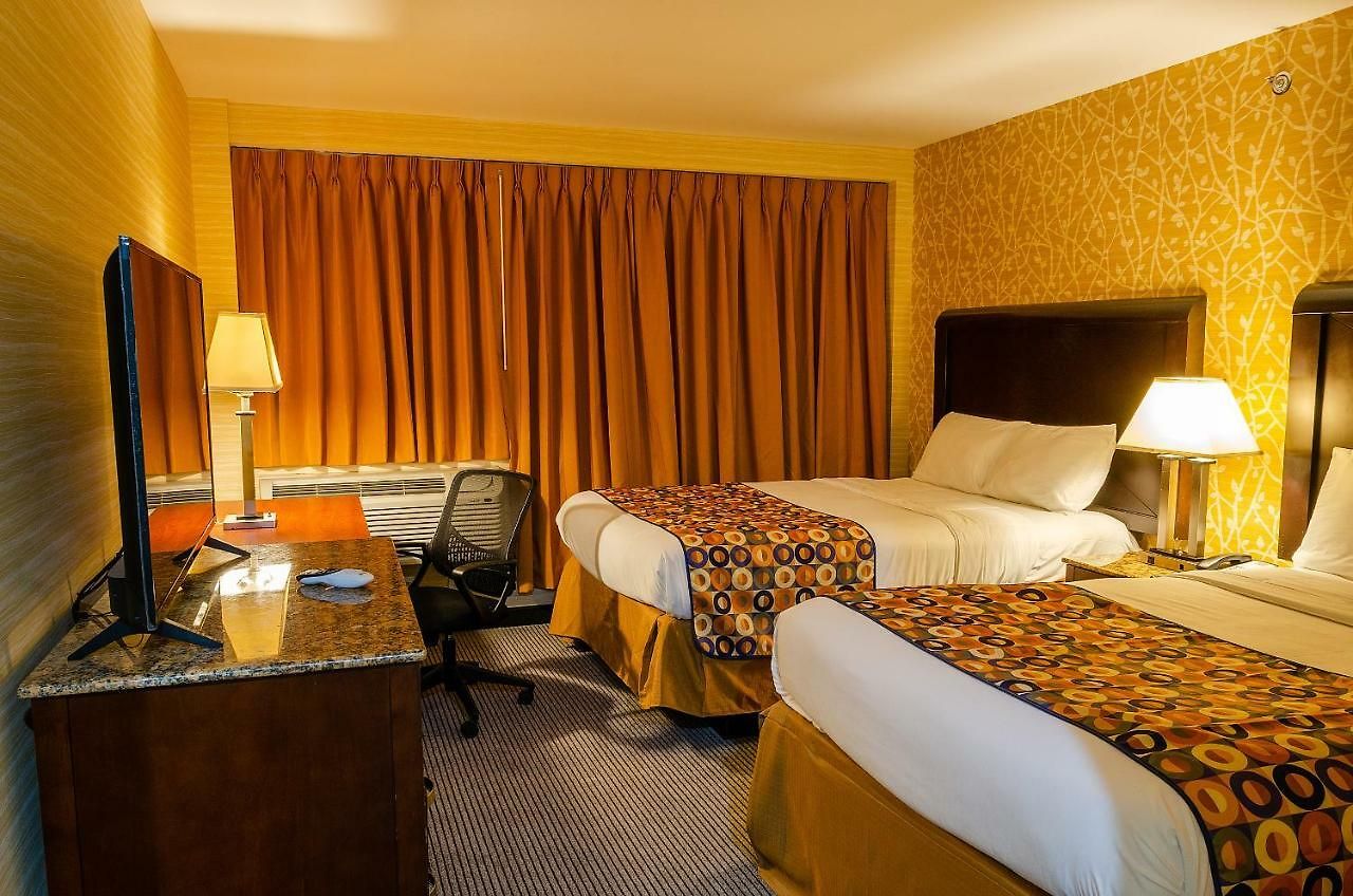 Elmhurst Hotel 3*