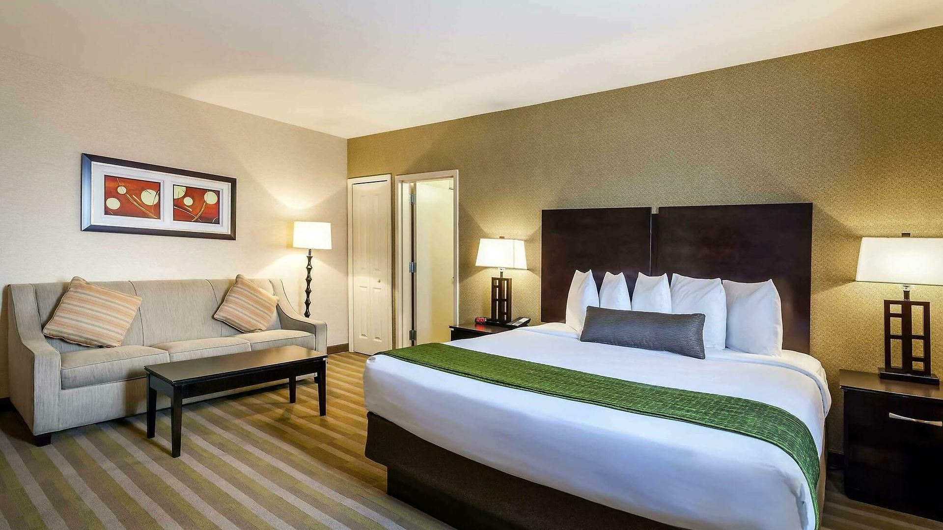 Western Plaza Hotel 3*