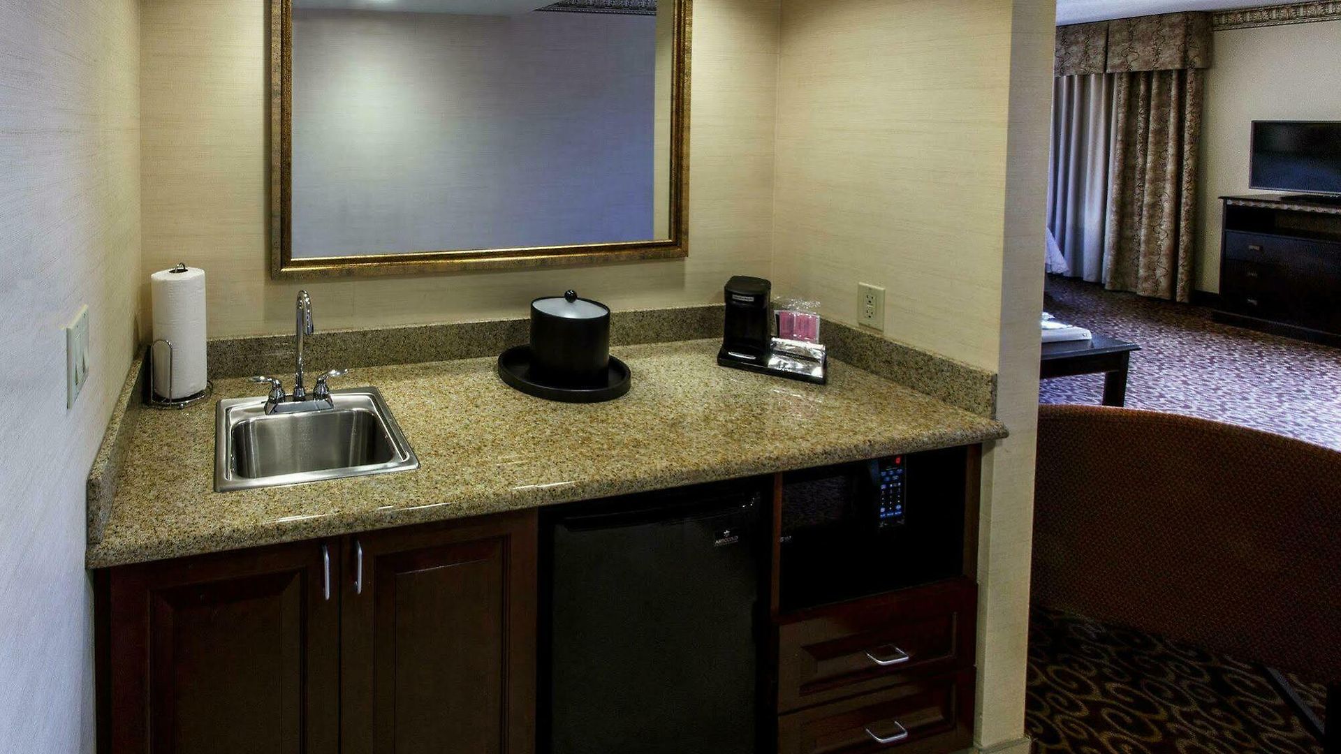 Hampton & Staten Island Hotel