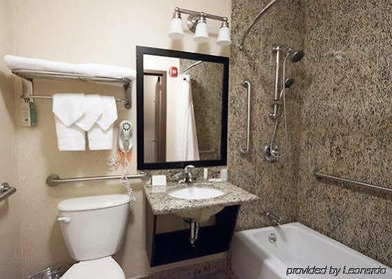 Travelodge By Wyndham Queens