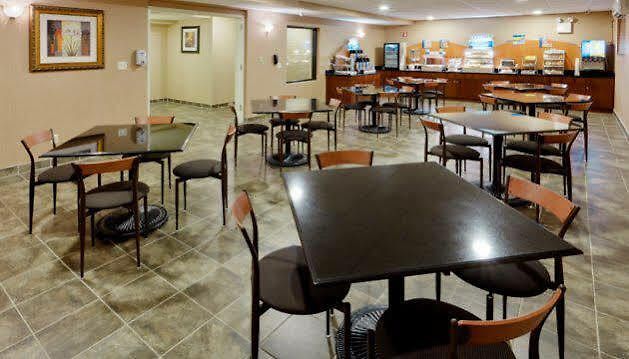 Country & By Radisson, Staten Island 3*