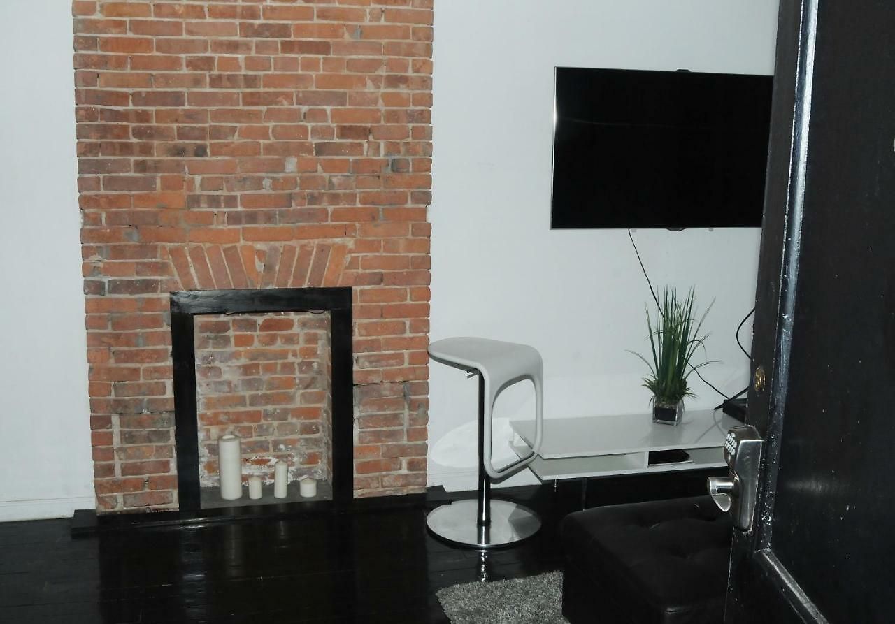 Plush Spacious 1 Bedroom Williamsburg Apartment