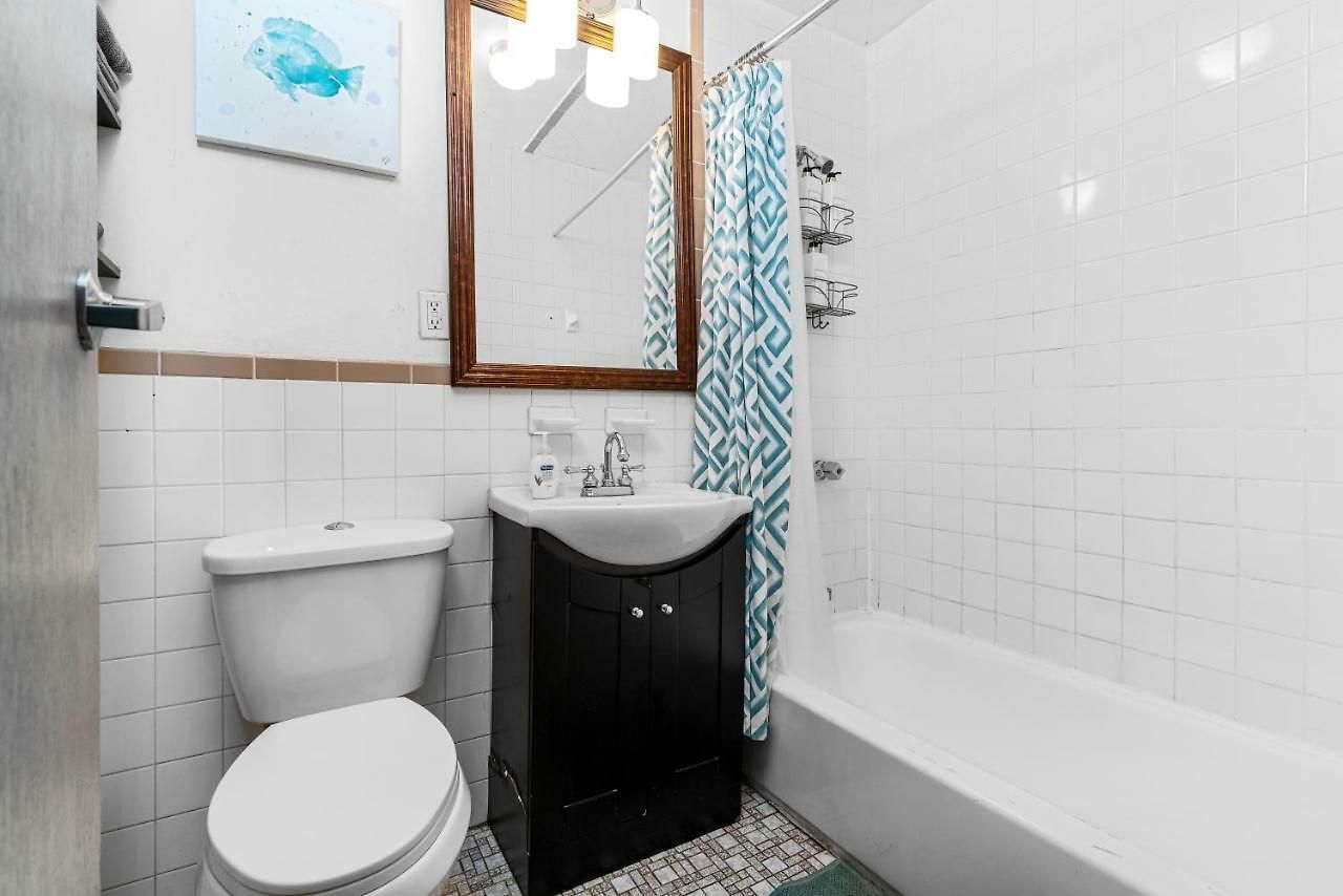Apartment Cloverleaf - Perfectly Located Near Restaurants, Shops, & Sites