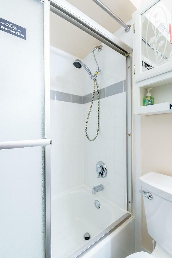 Two-bedroom Serviced Apartment: High-speed Wi-fi & Bi-monthly Housekeeping Apartment *