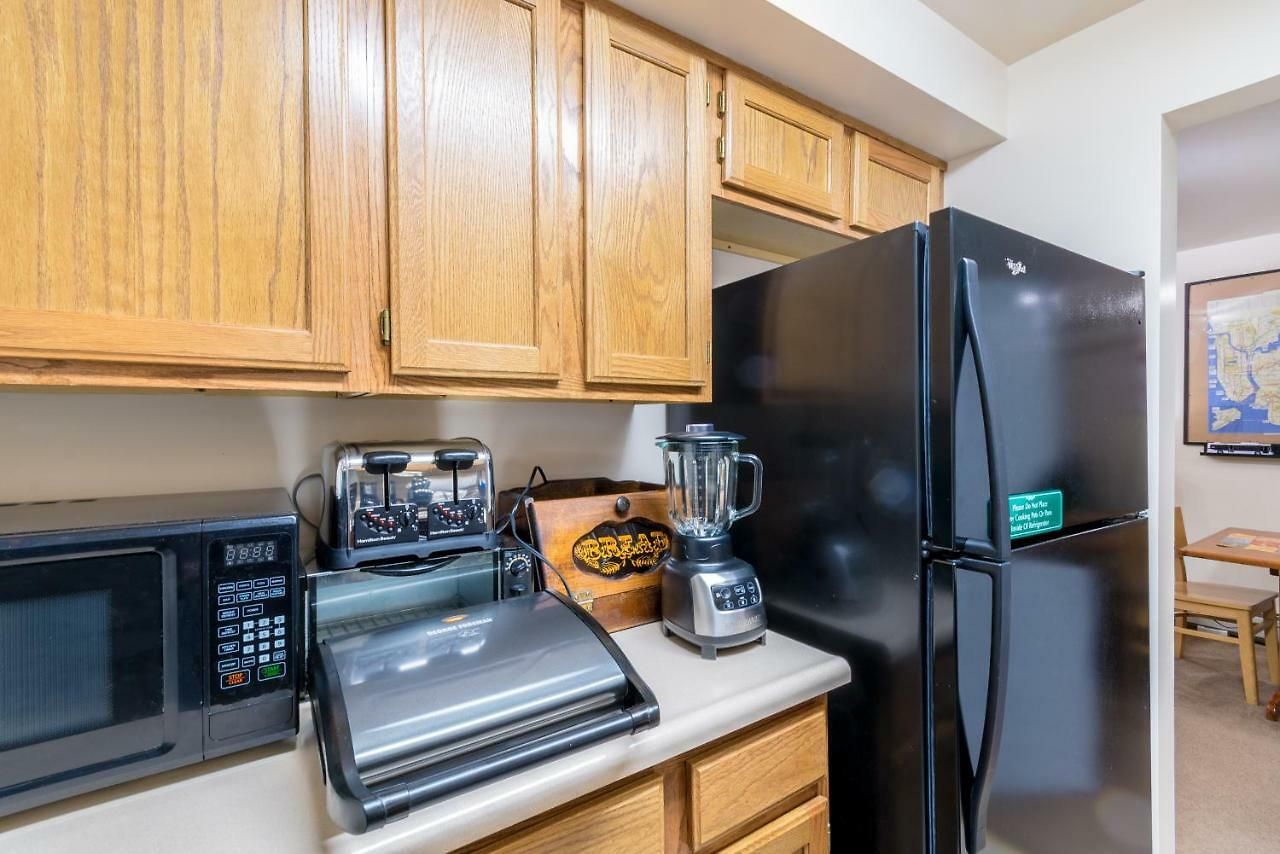 Two-bedroom Serviced Apartment: High-speed Wi-fi & Bi-monthly Housekeeping Apartment
