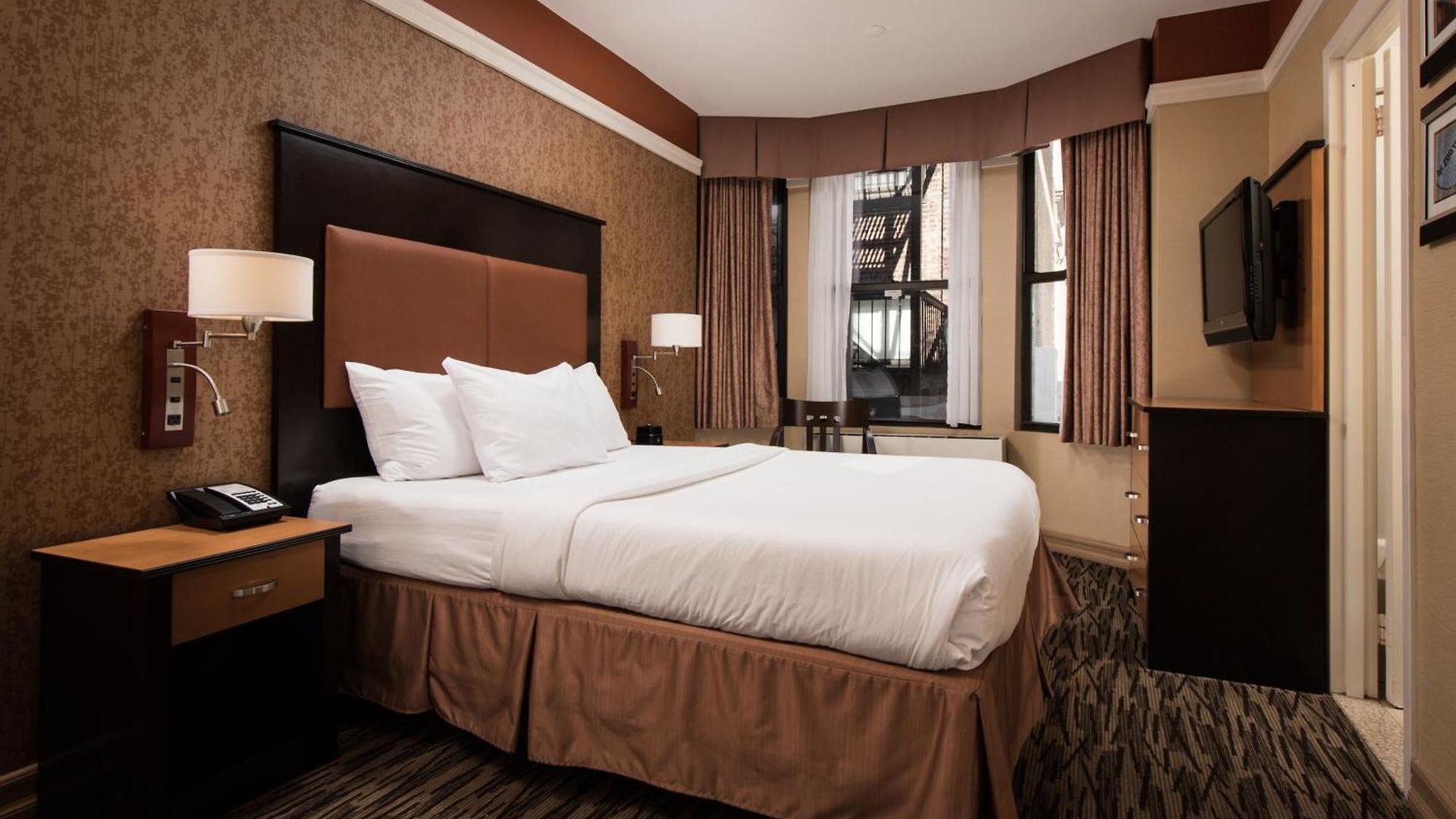The At Fifth Avenue Hotel