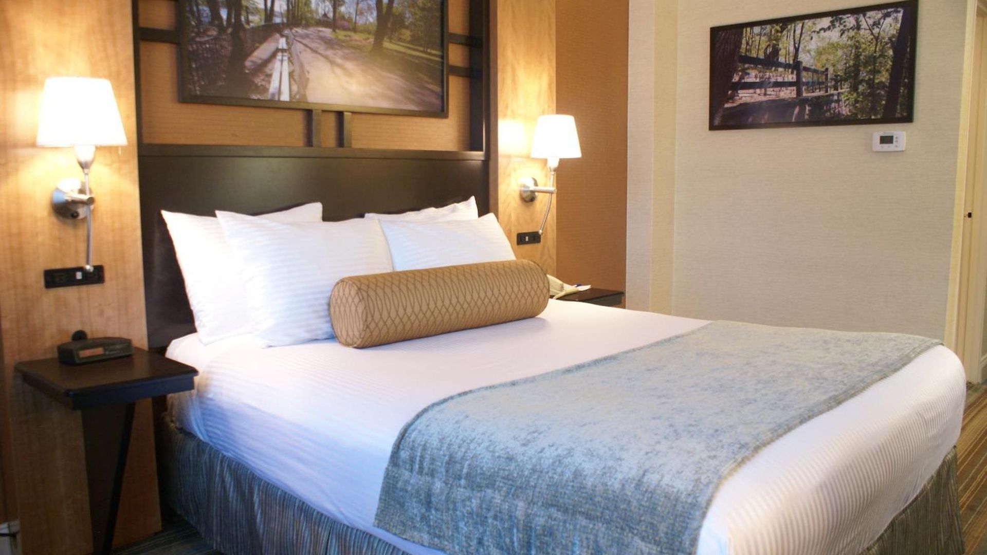 Western Queens Gold Coast Hotel 3*