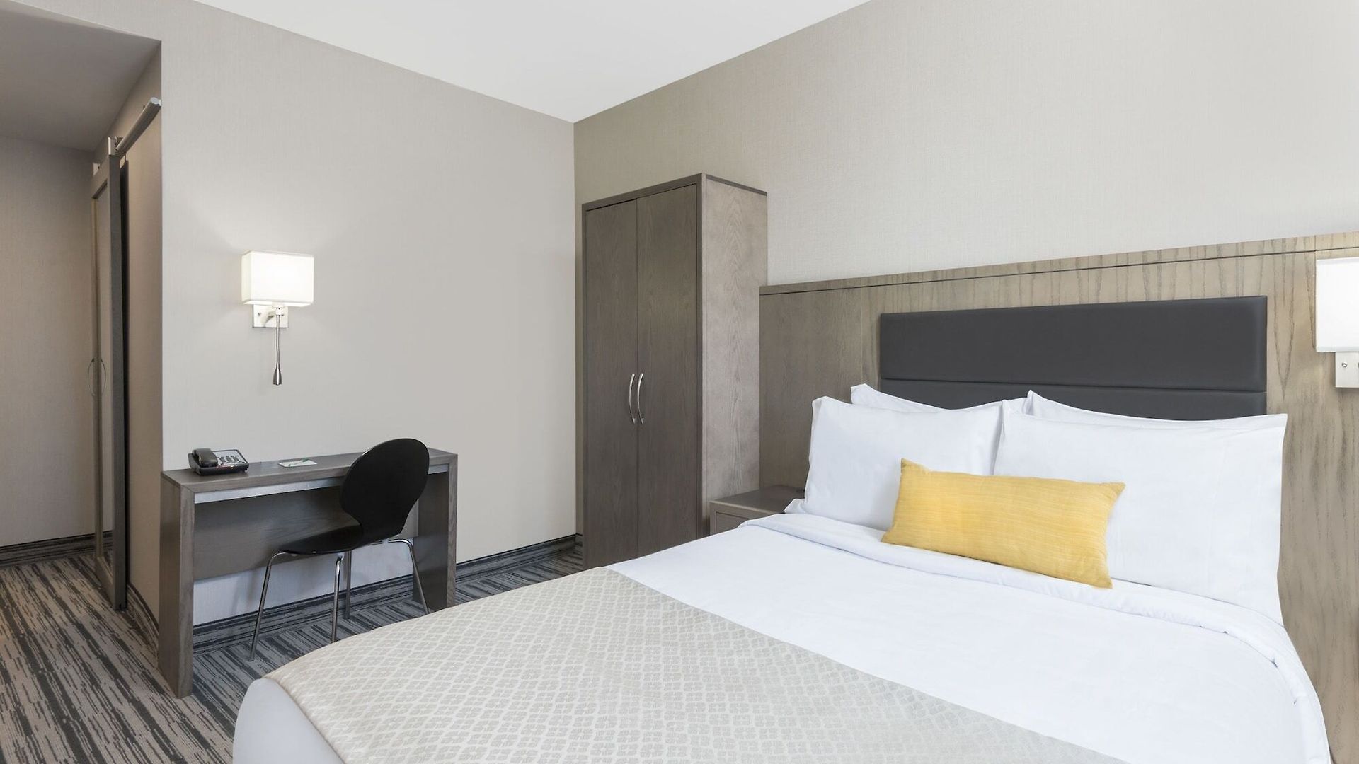 Wyndham Garden Laguardia South Hotel